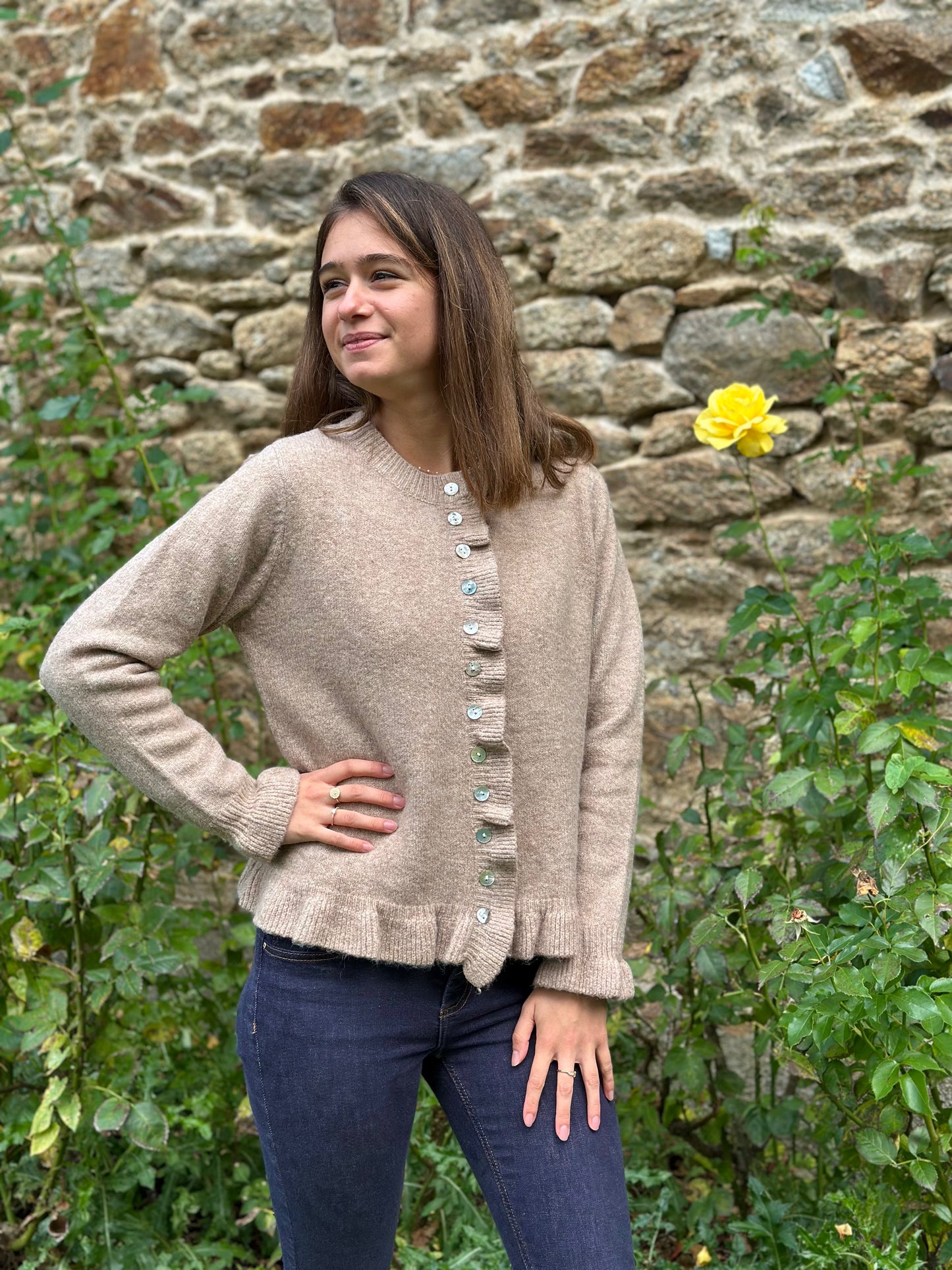Gilet beige manche et col volants