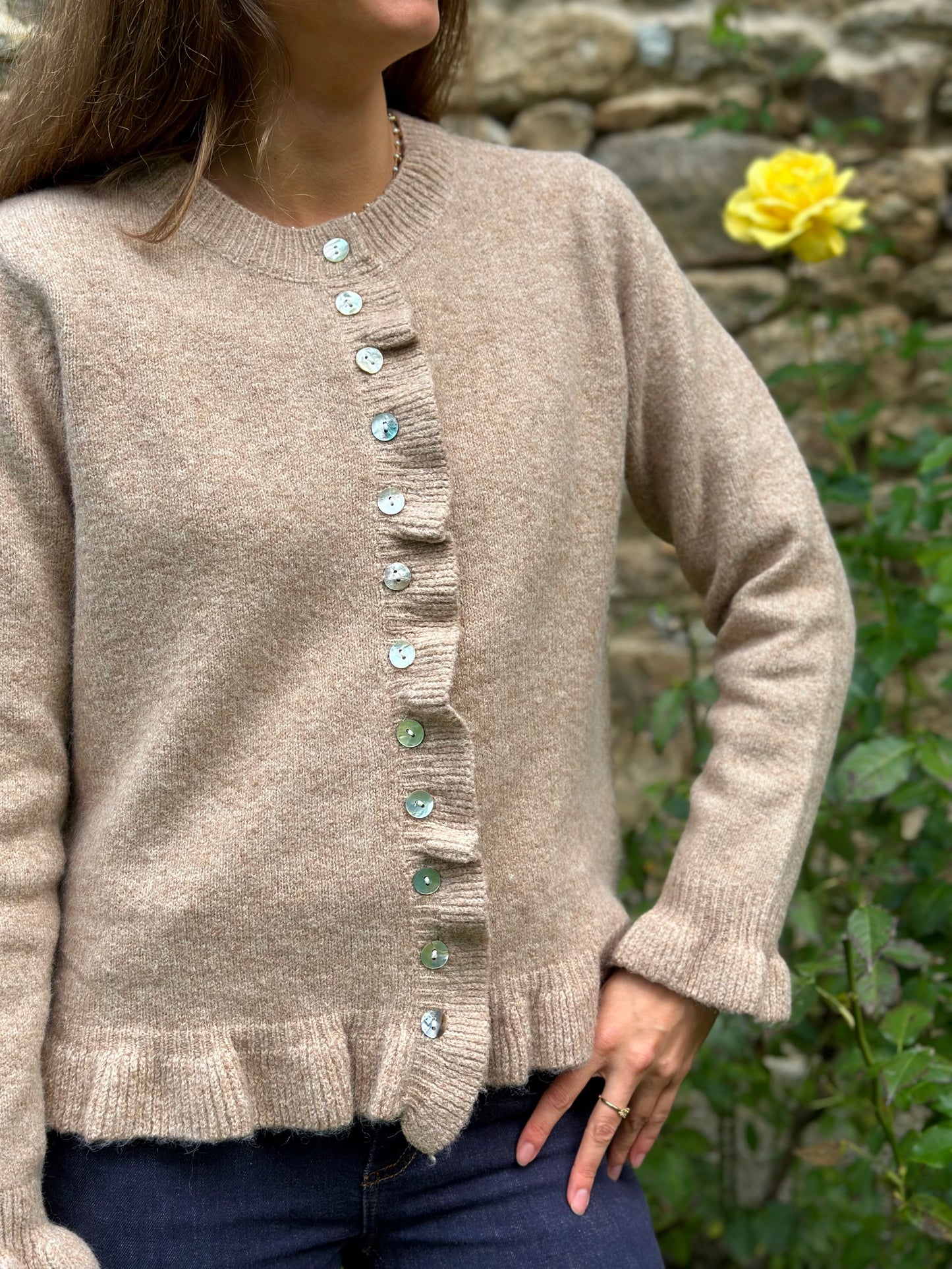 Gilet beige manche et col volants