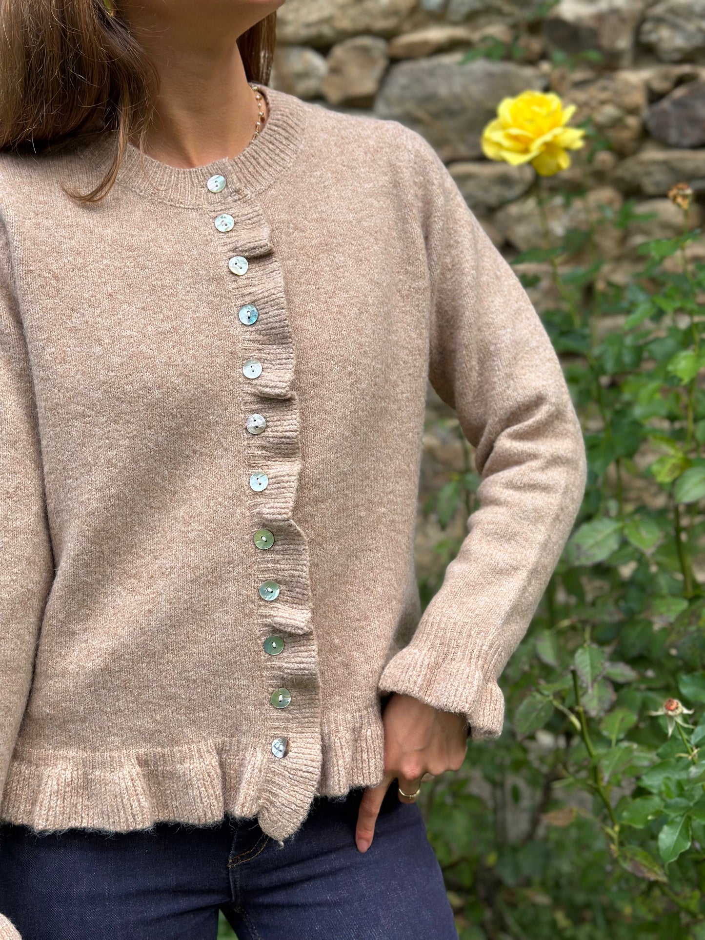 Gilet beige manche et col volants