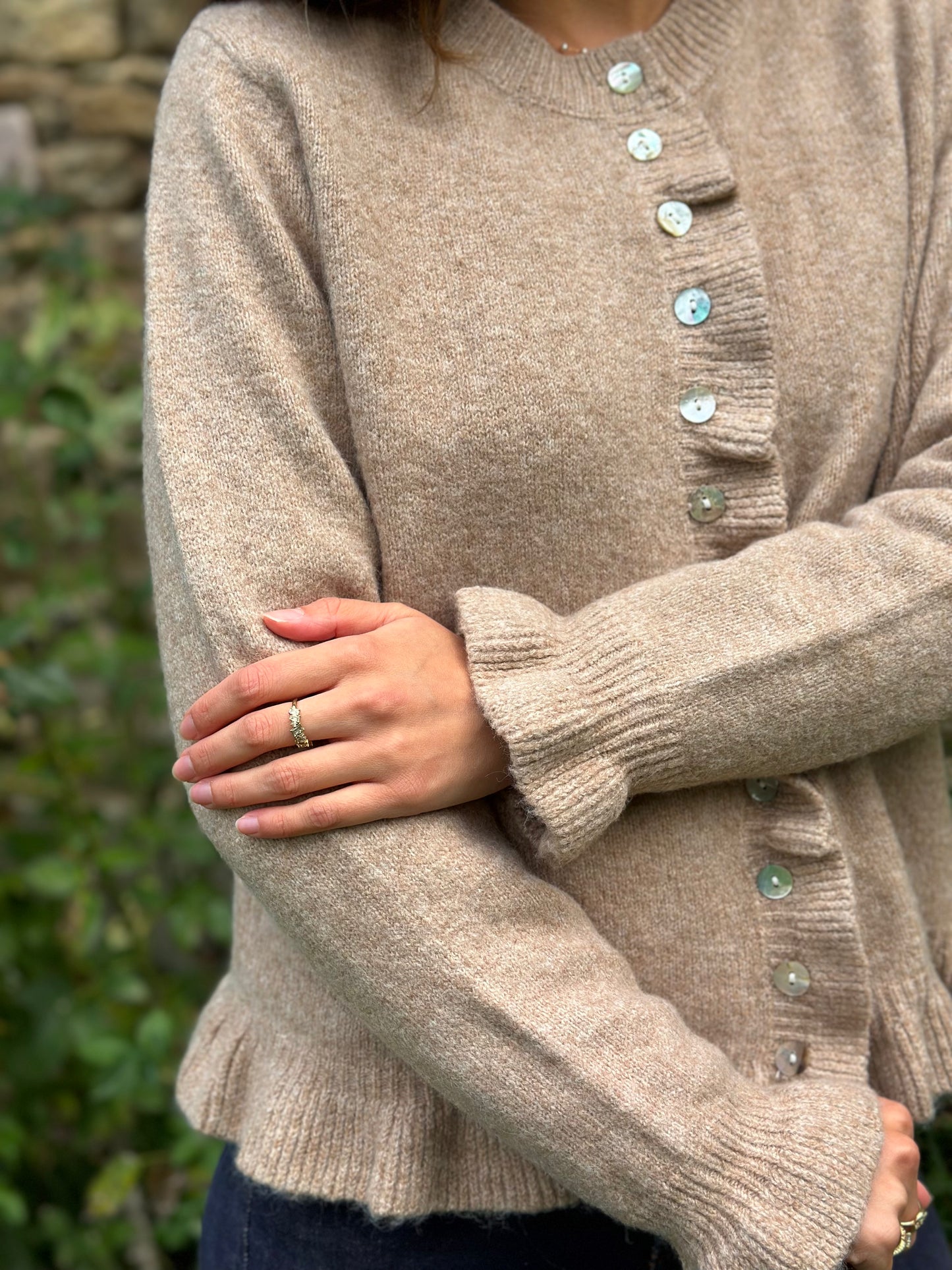 Gilet beige manche et col volants