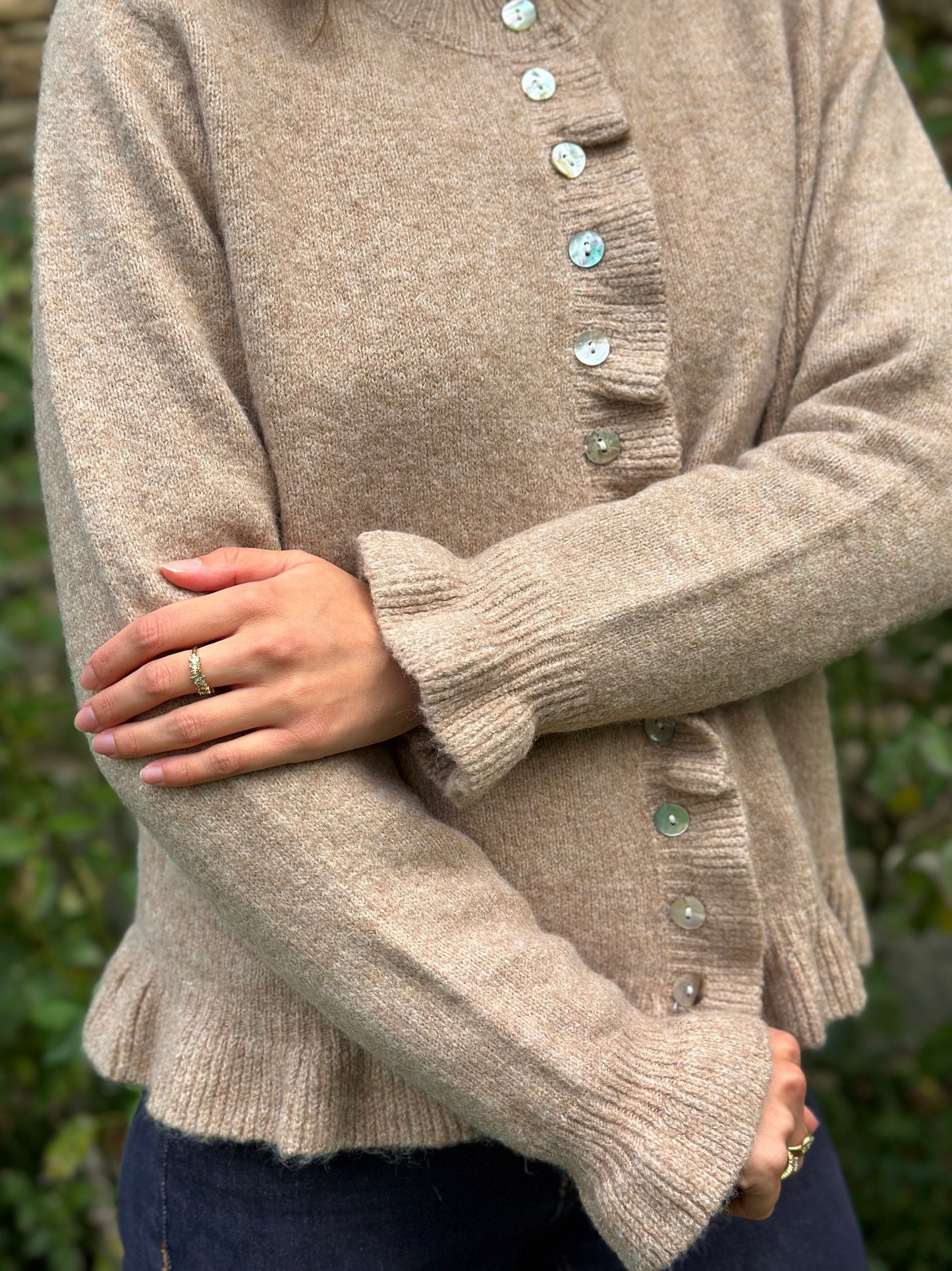 Gilet beige manche et col volants