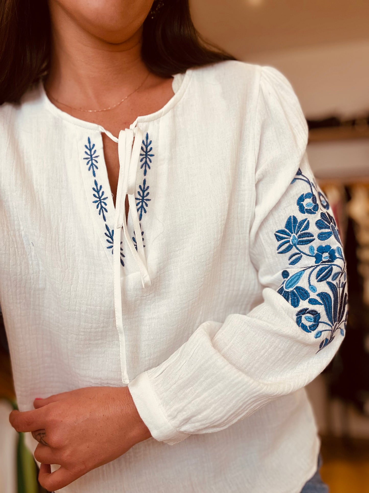Blouse noeud broderie bleu