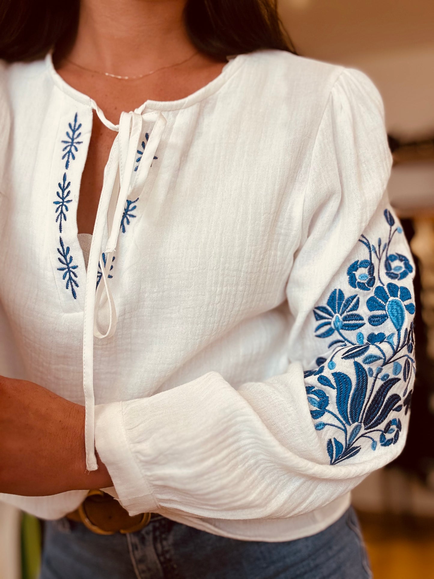 Blouse noeud broderie bleu