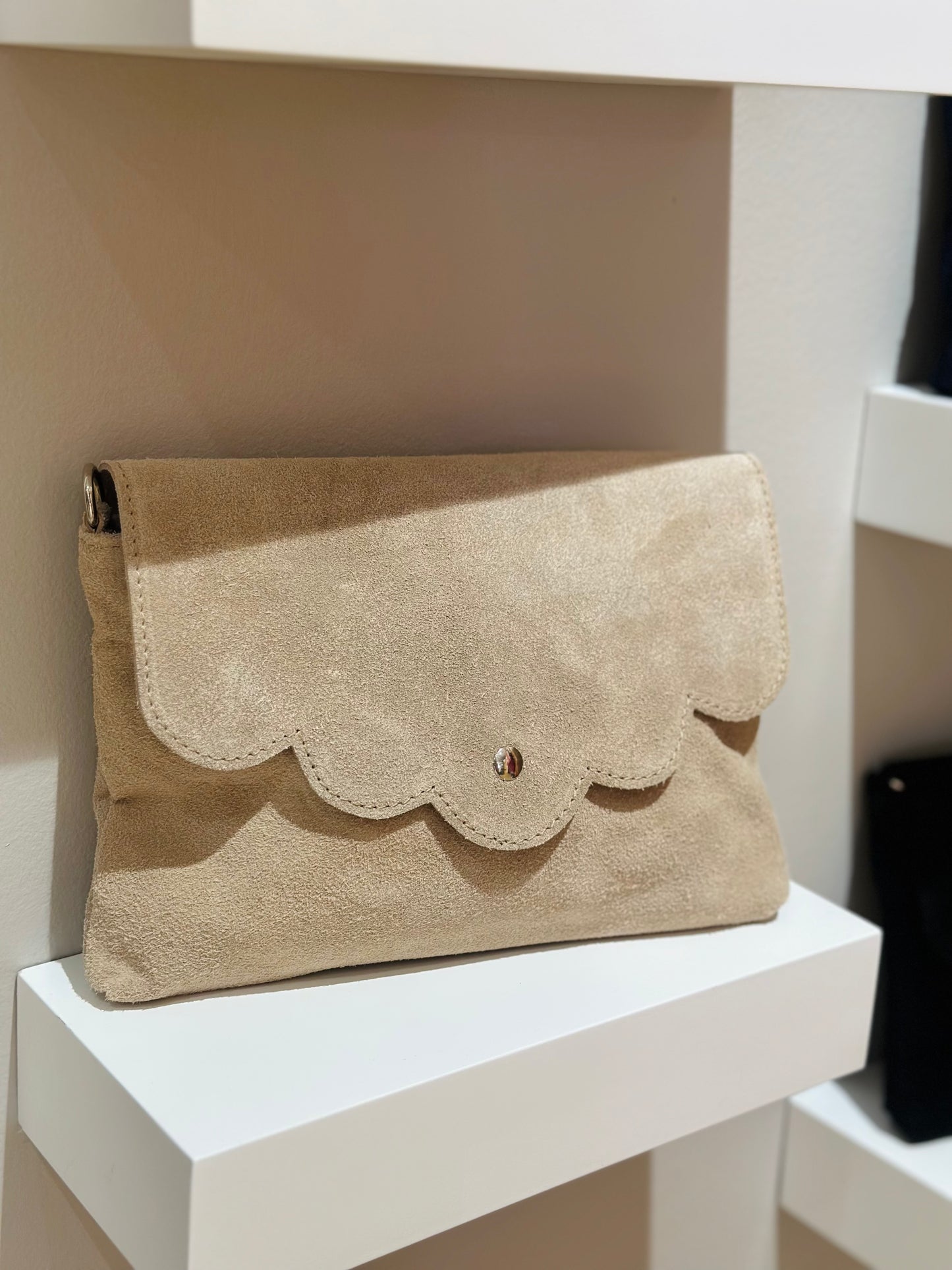 Sac à main en cuir découpe floral