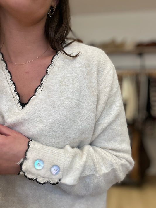 Pull écru décolleté noir lurex