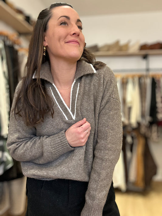 Pull taupe col écru