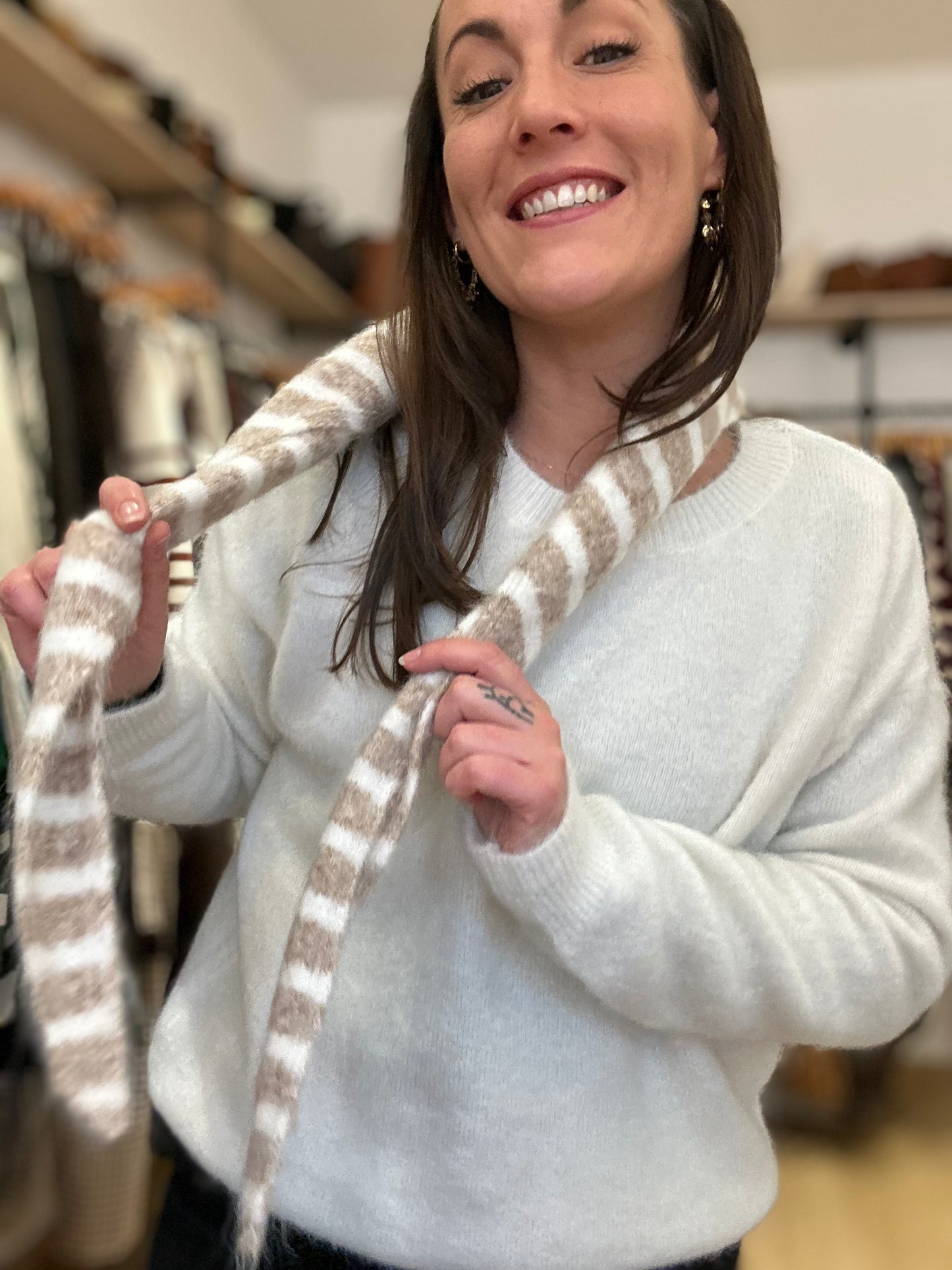 Pull écru écharpe rayée taupe