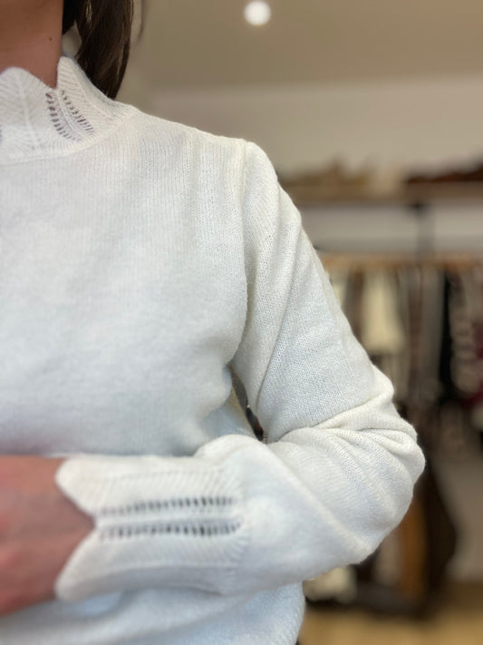 Pull blanc col déco