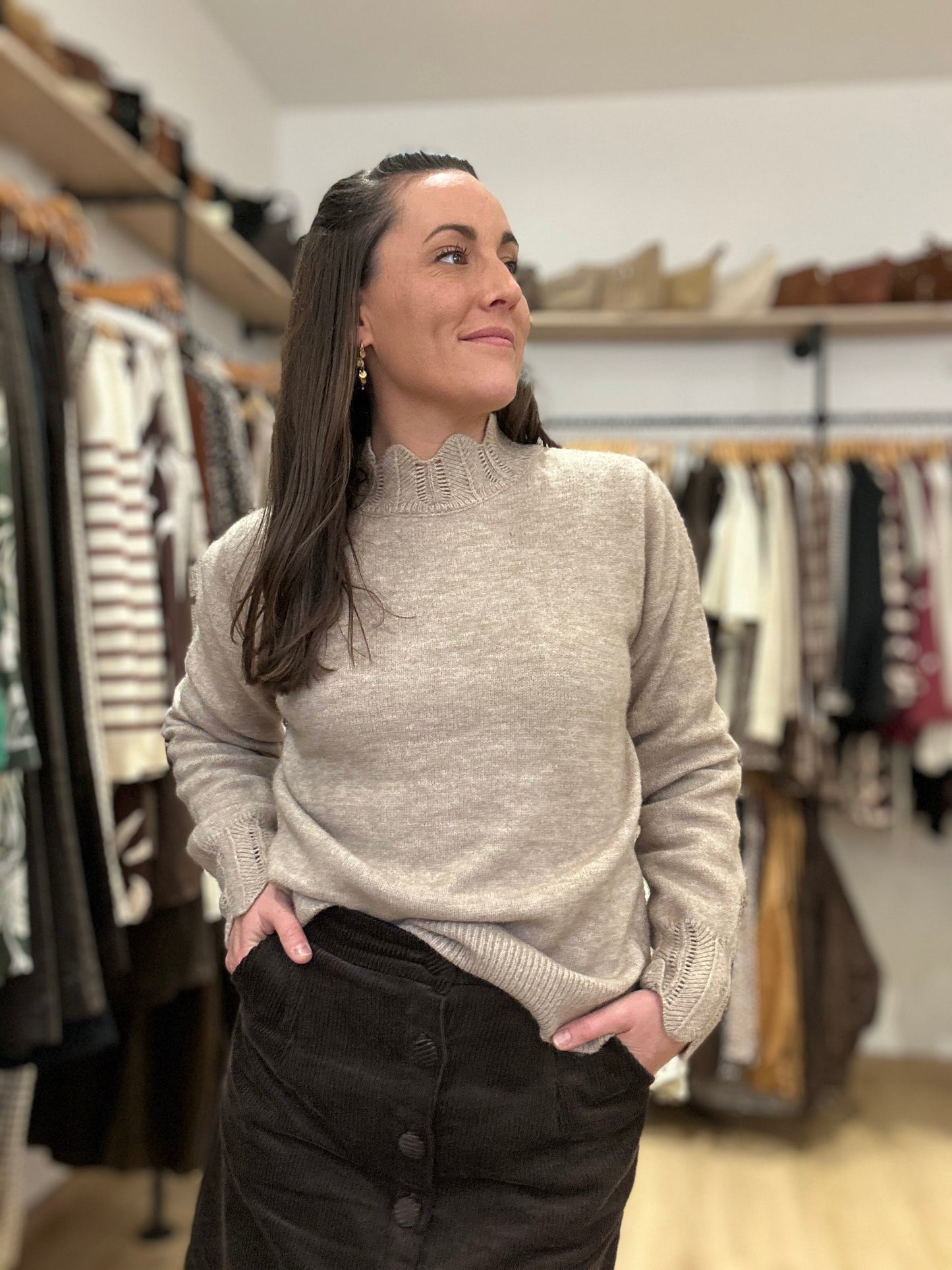 Pull beige col déco