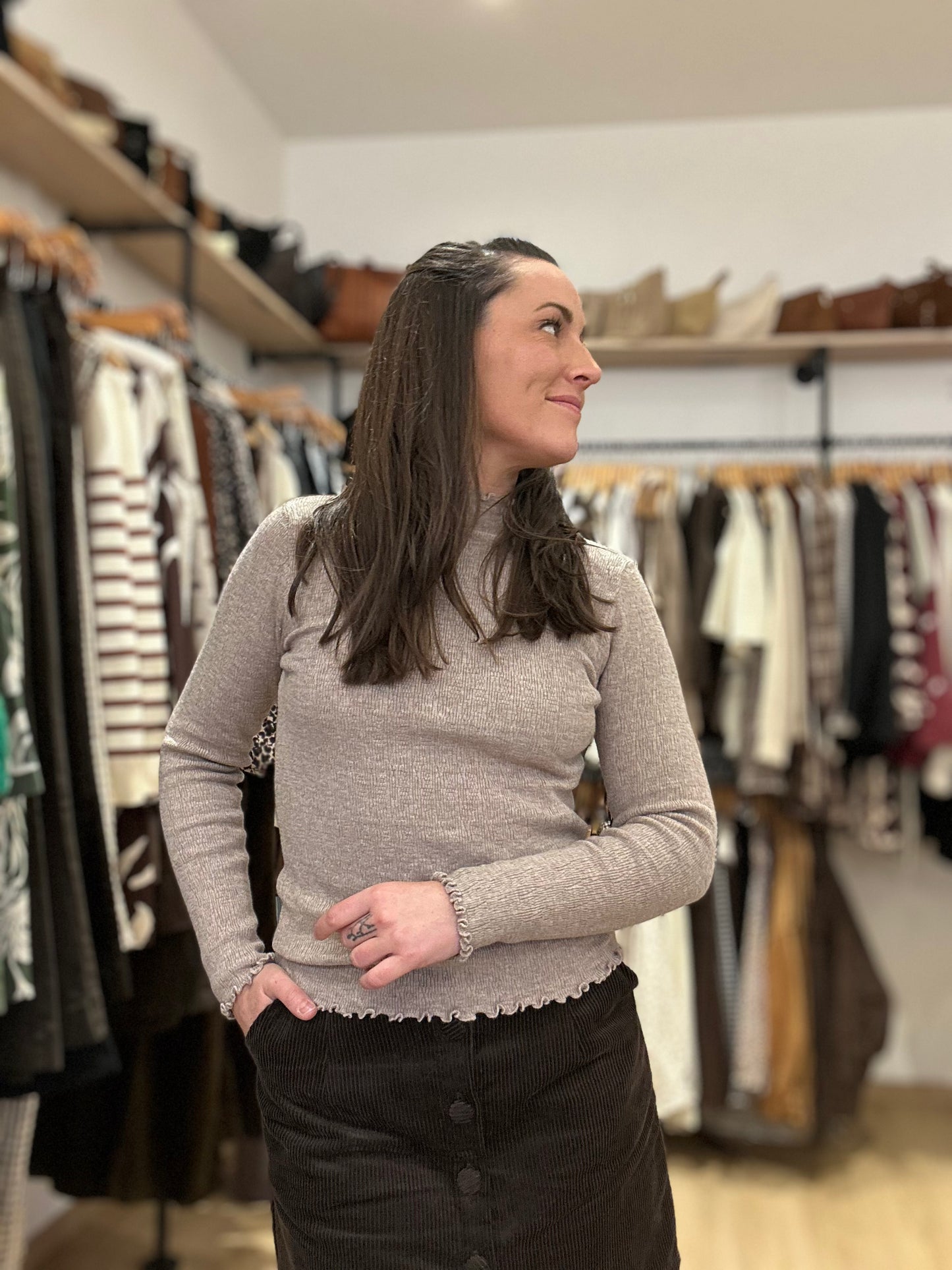 Petite laine taupe volant