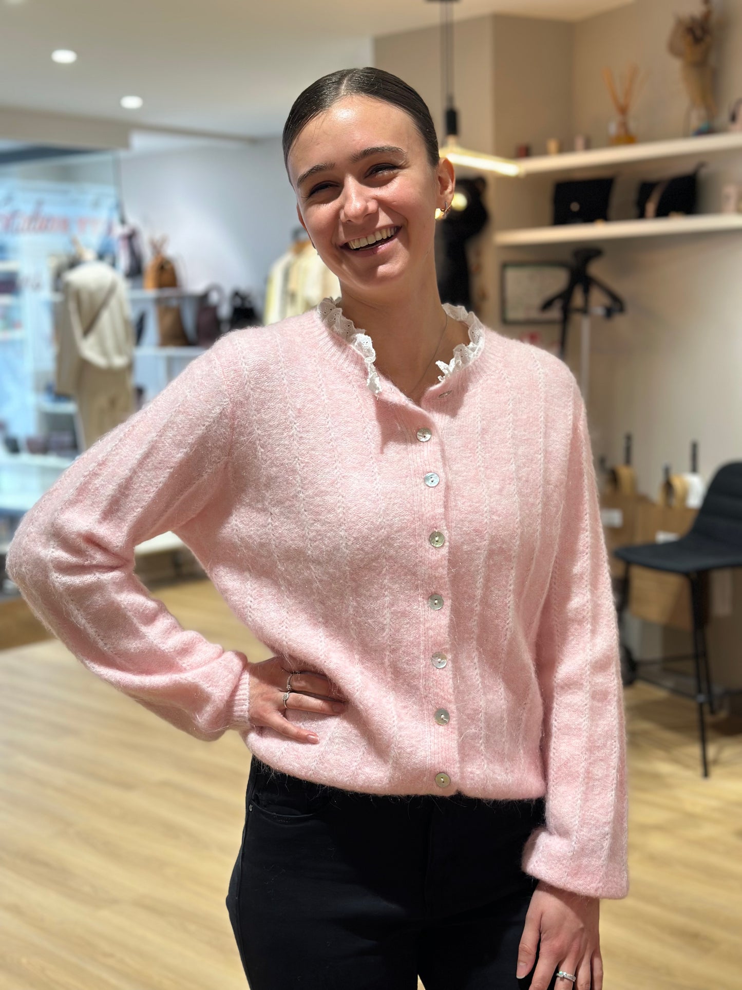 Gilet rose col dentelle