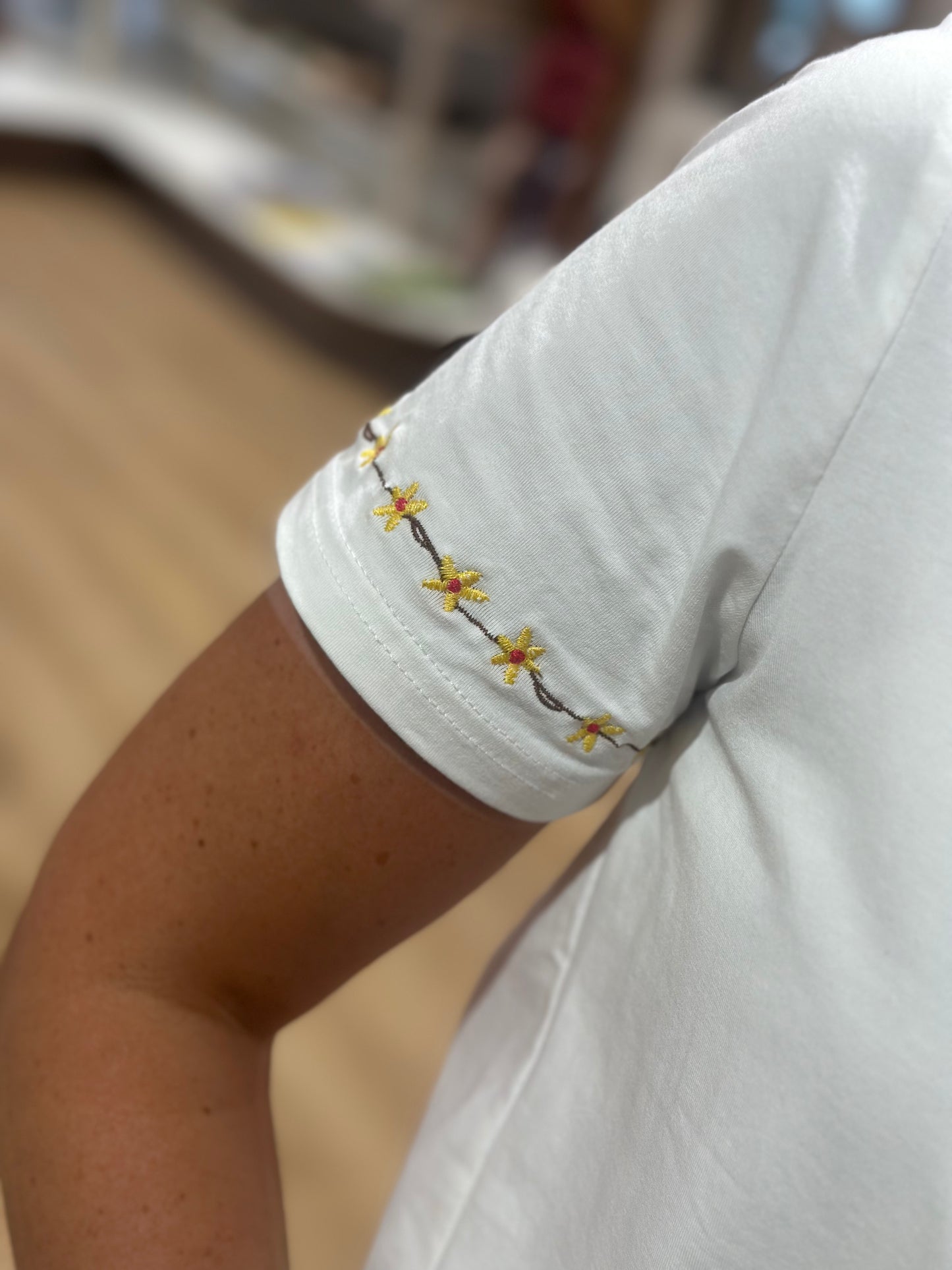 Tee-shirt blanc tournesol brodés manches