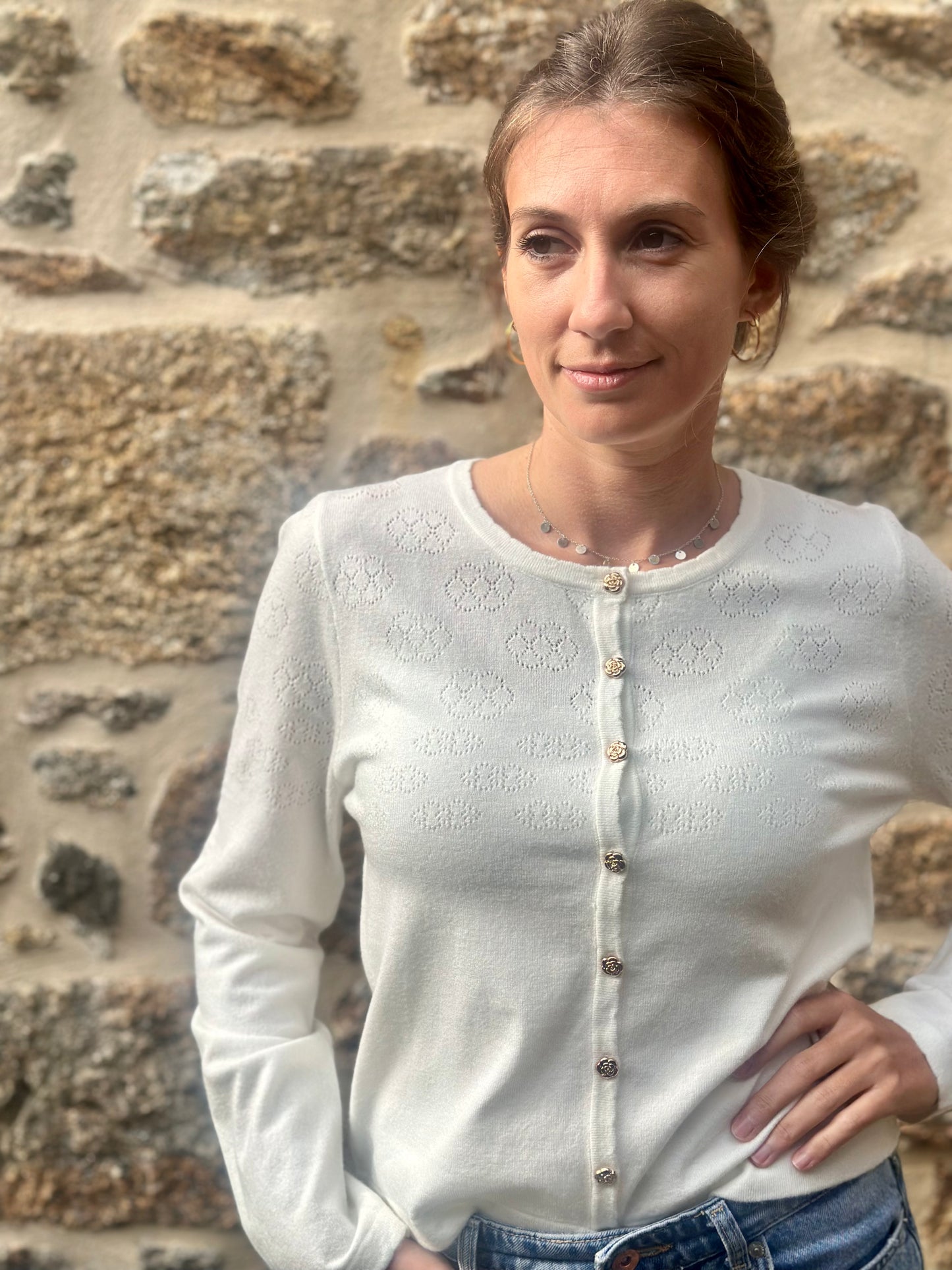 Gilet fin écru/blanc boutons fleurs