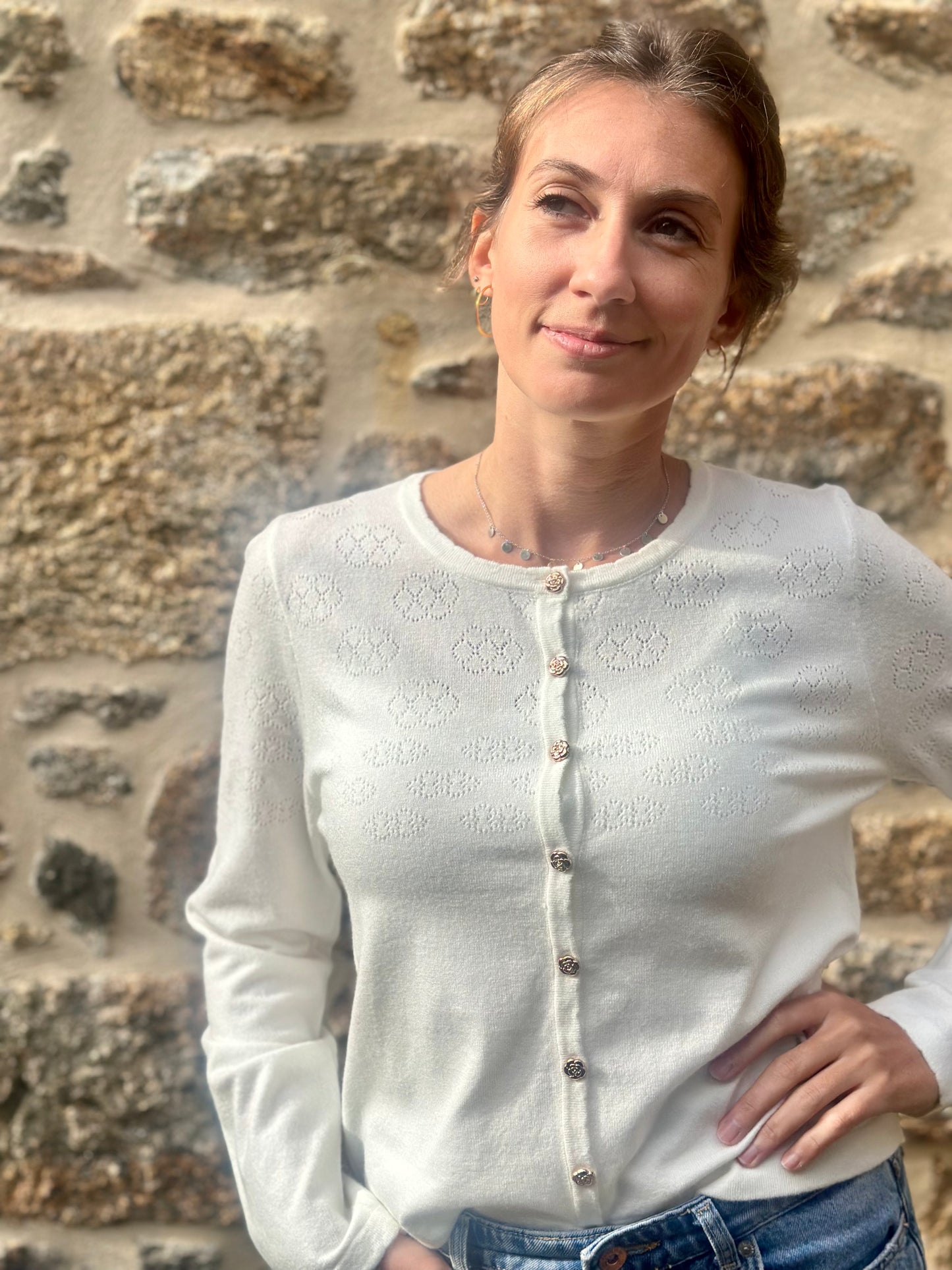 Gilet fin écru/blanc boutons fleurs