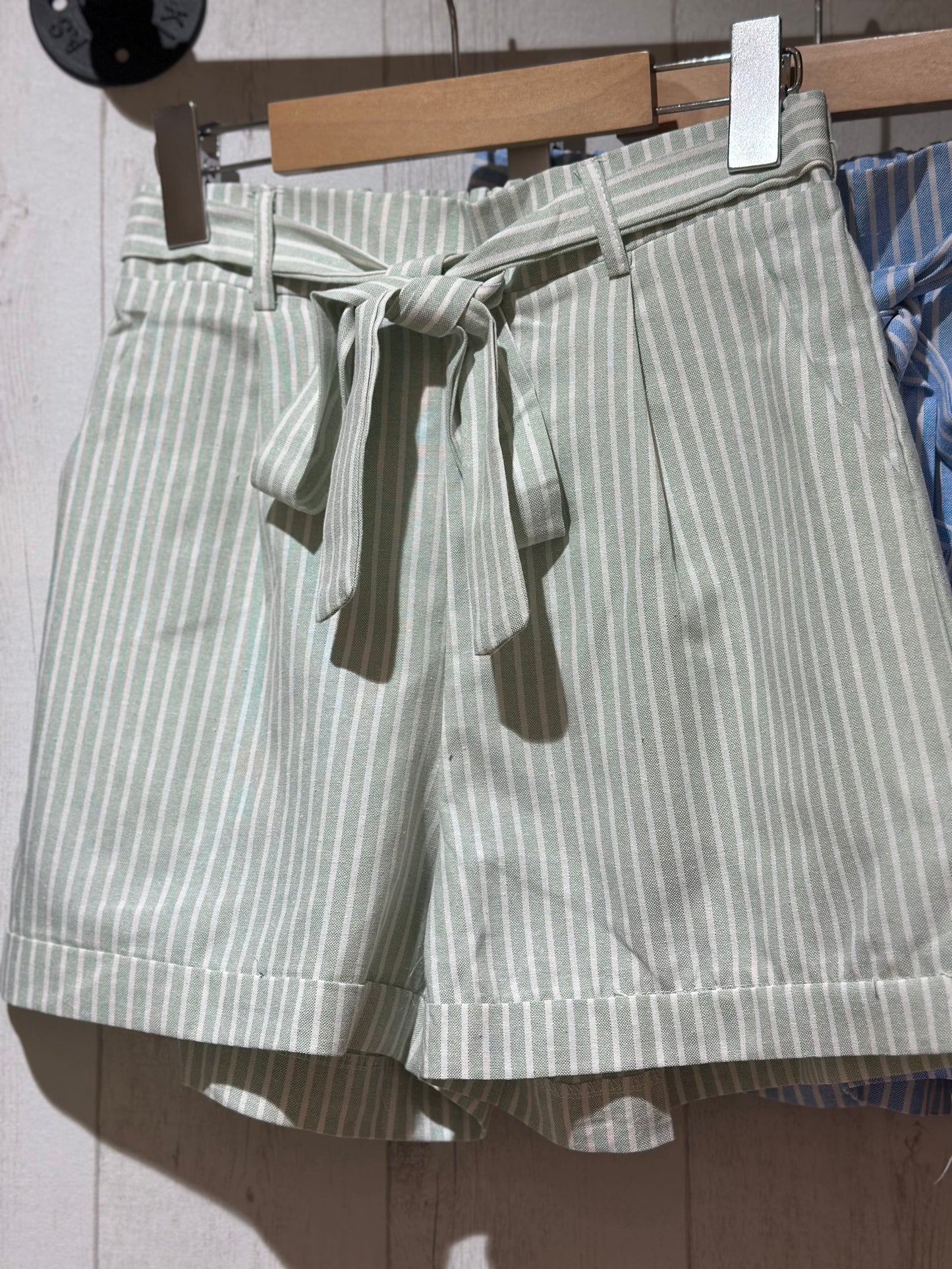 Short rayé vert d'eau