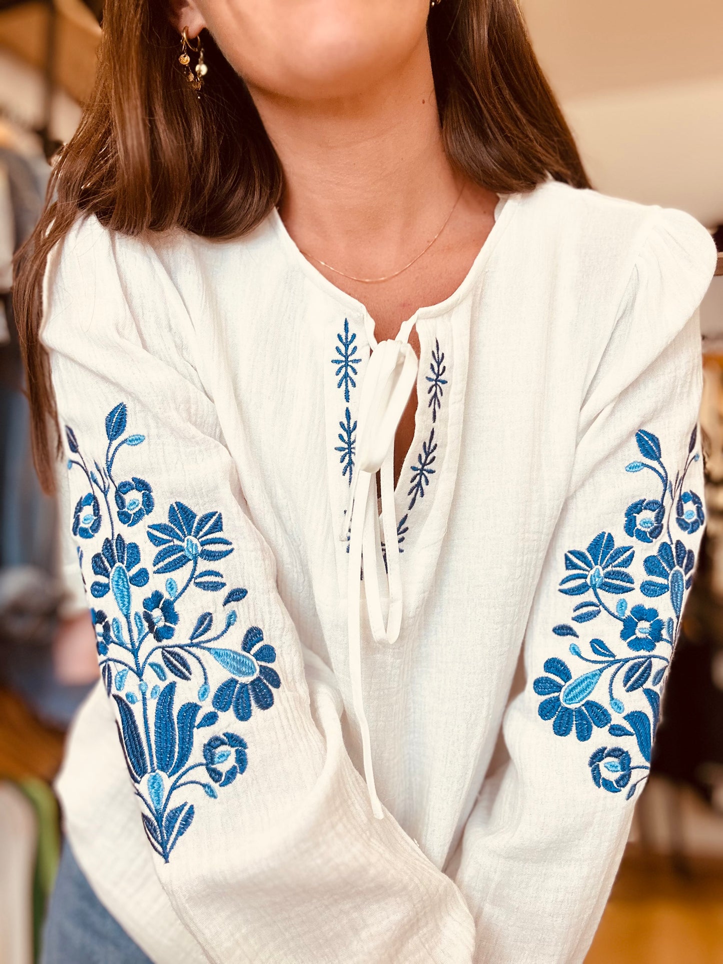 Blouse noeud broderie bleu
