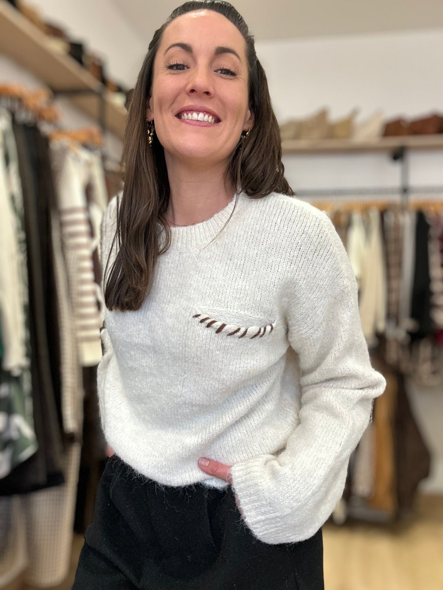 Pull écru poche marron lacet