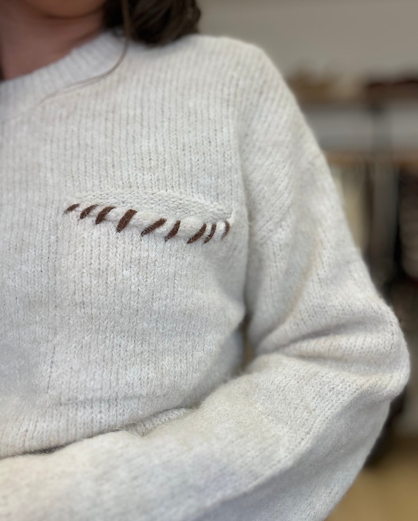 Pull écru poche marron lacet