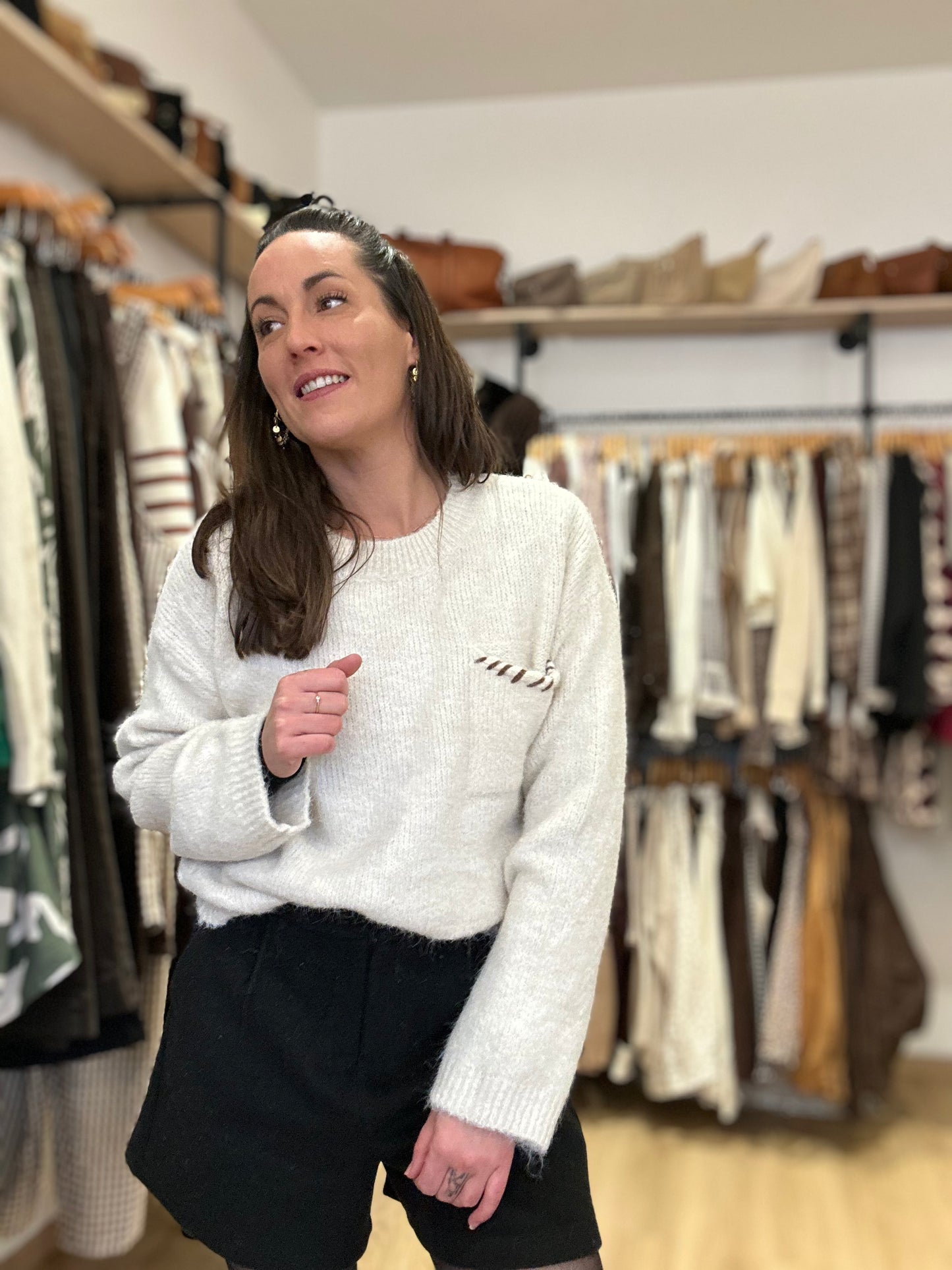 Pull écru poche marron lacet