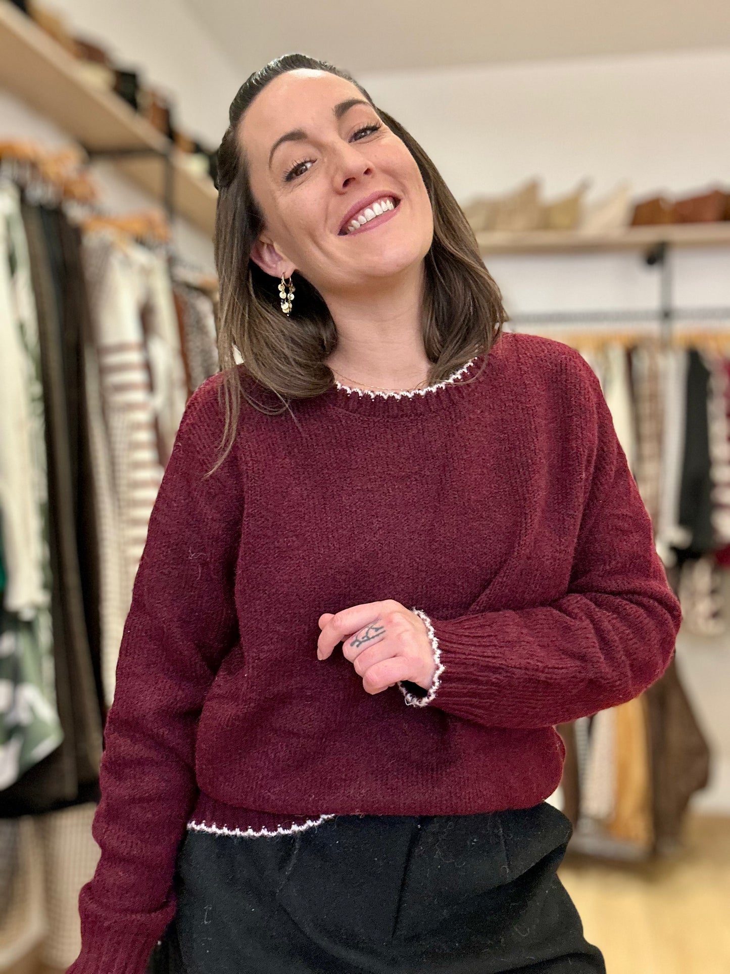 Pull bordeaux col blanc