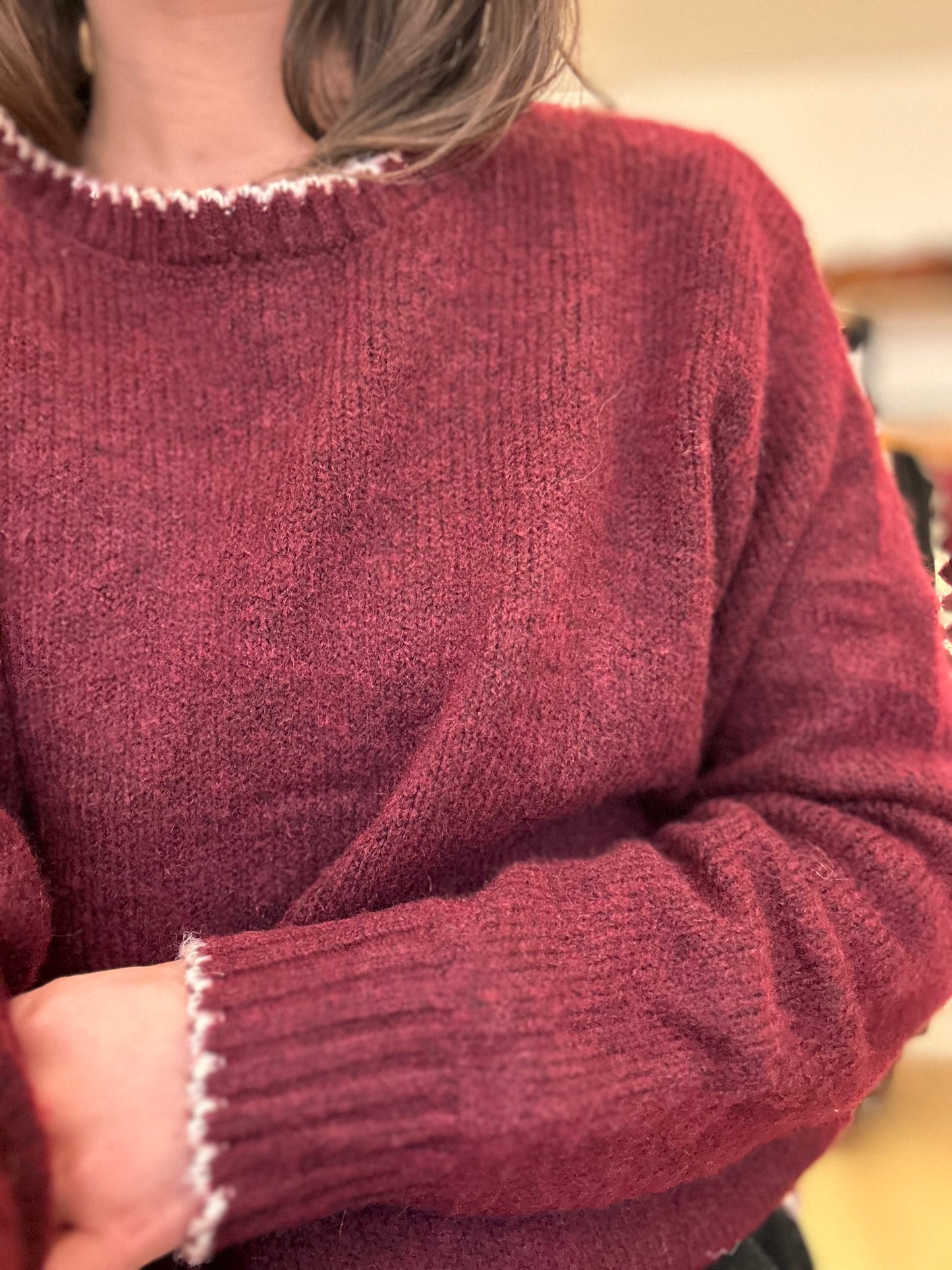 Pull bordeaux col blanc