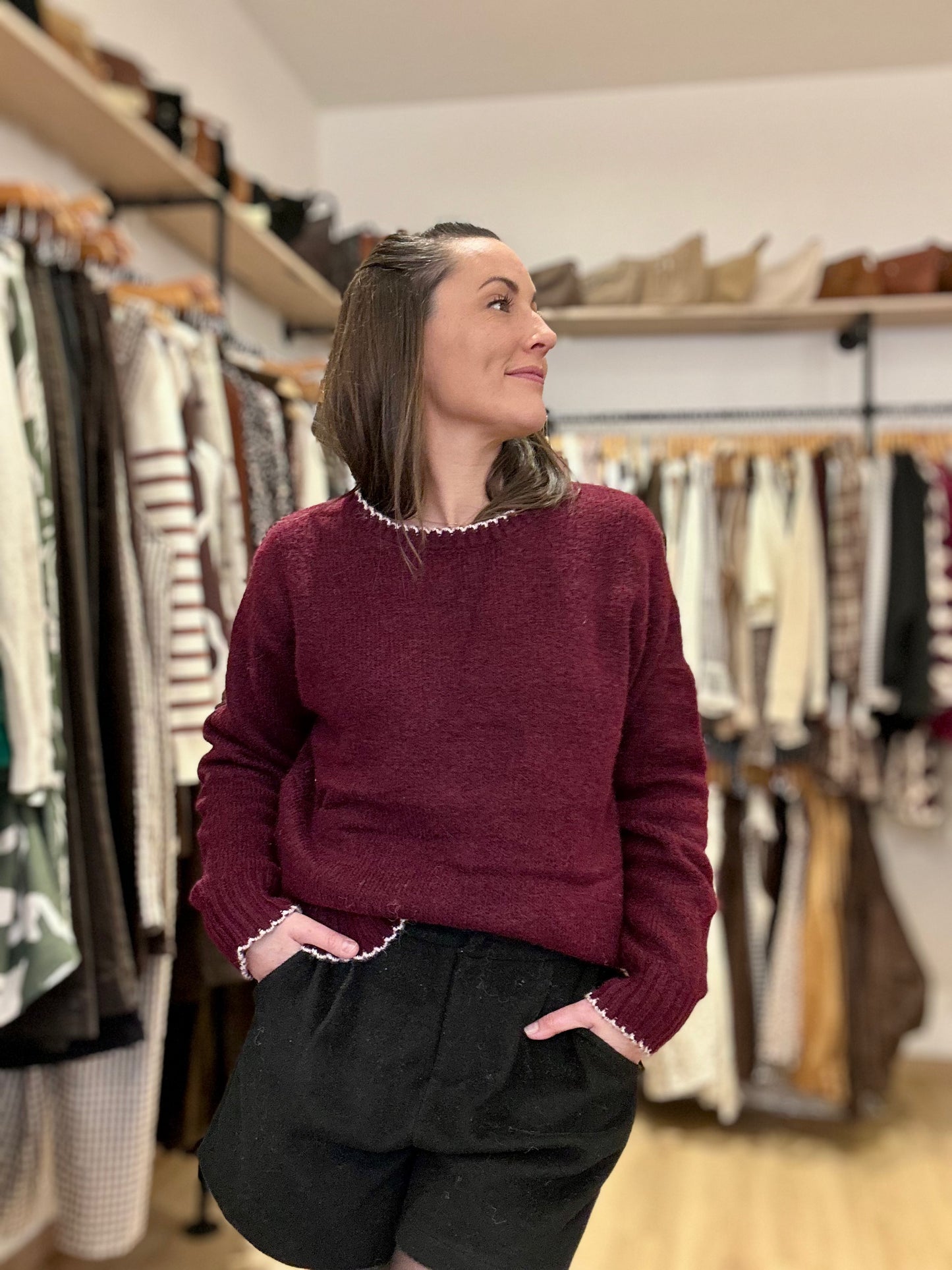 Pull bordeaux col blanc