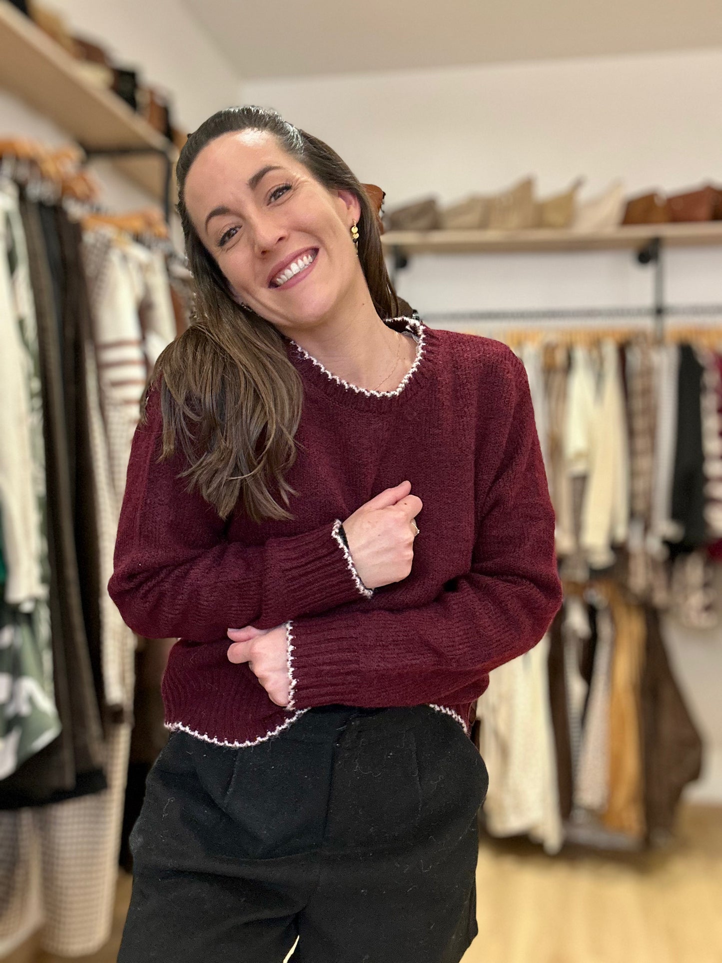 Pull bordeaux col blanc