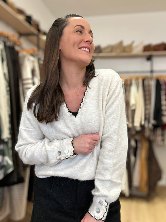 Pull écru décolleté noir lurex