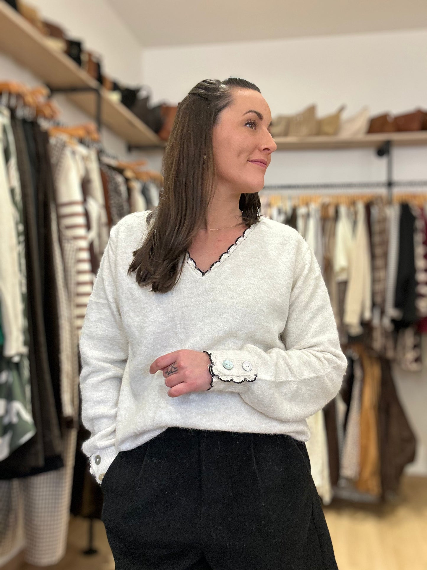 Pull écru décolleté noir lurex