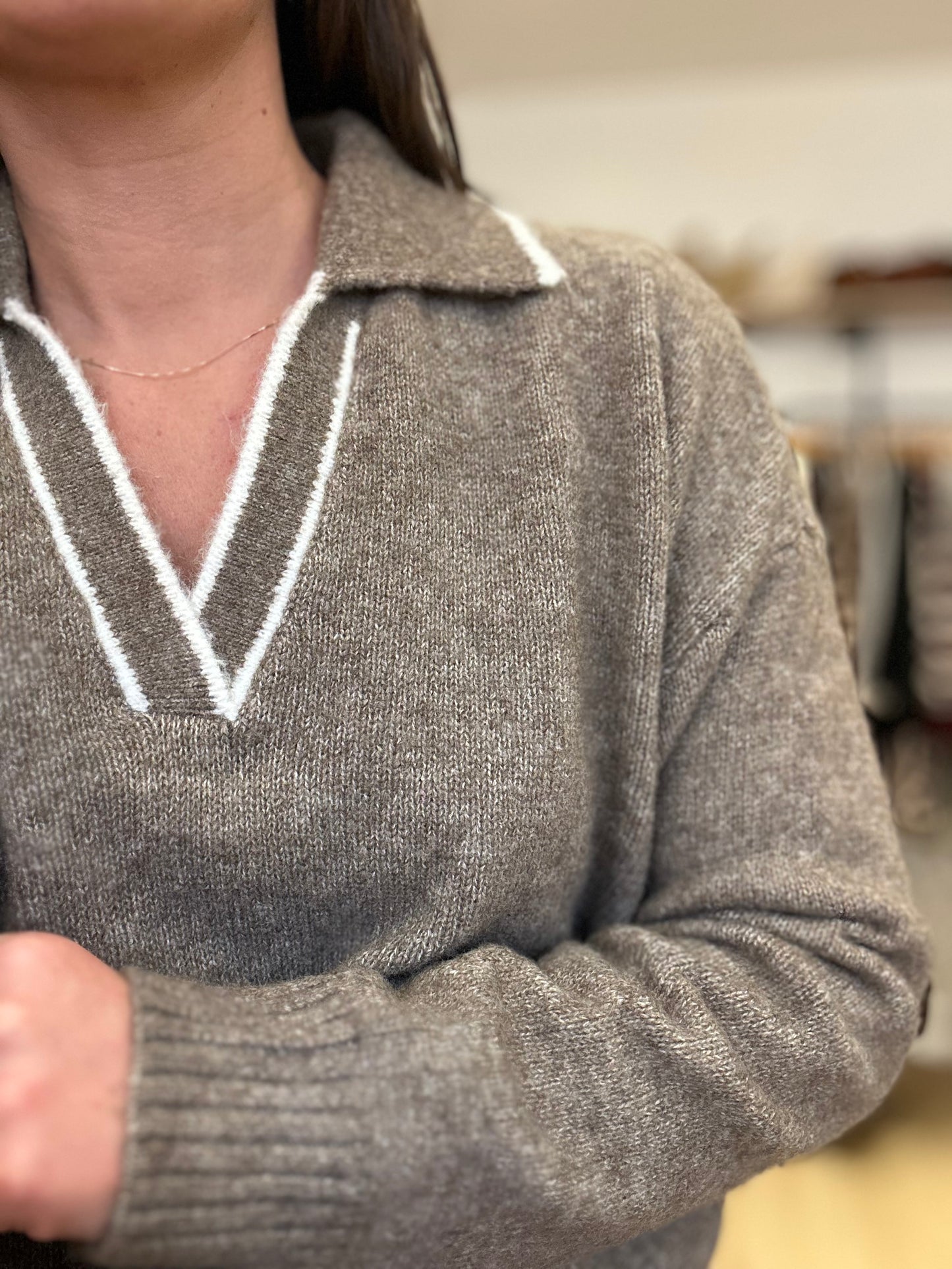 Pull taupe col écru