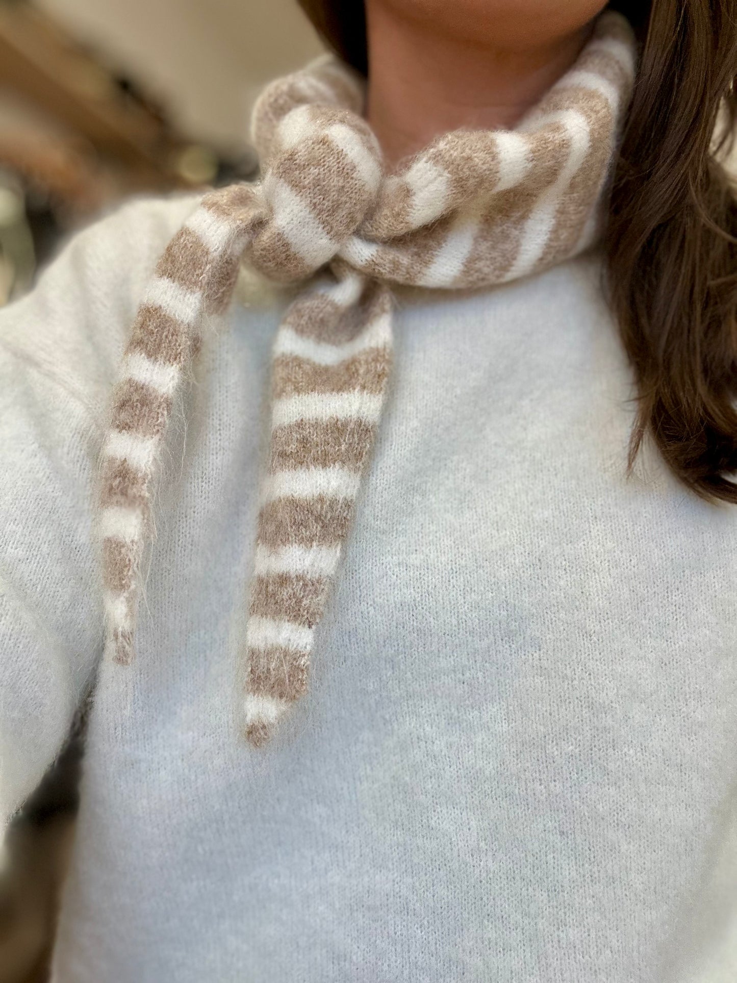 Pull écru écharpe rayée taupe