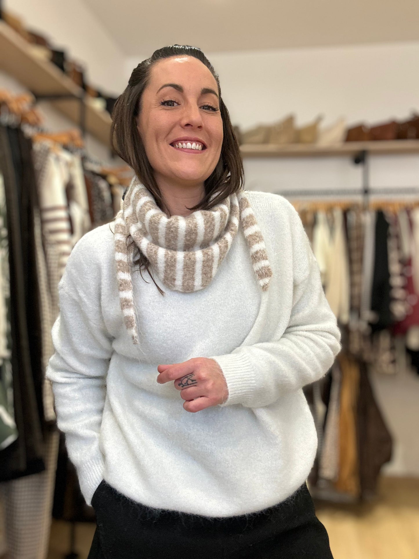 Pull écru écharpe rayée taupe