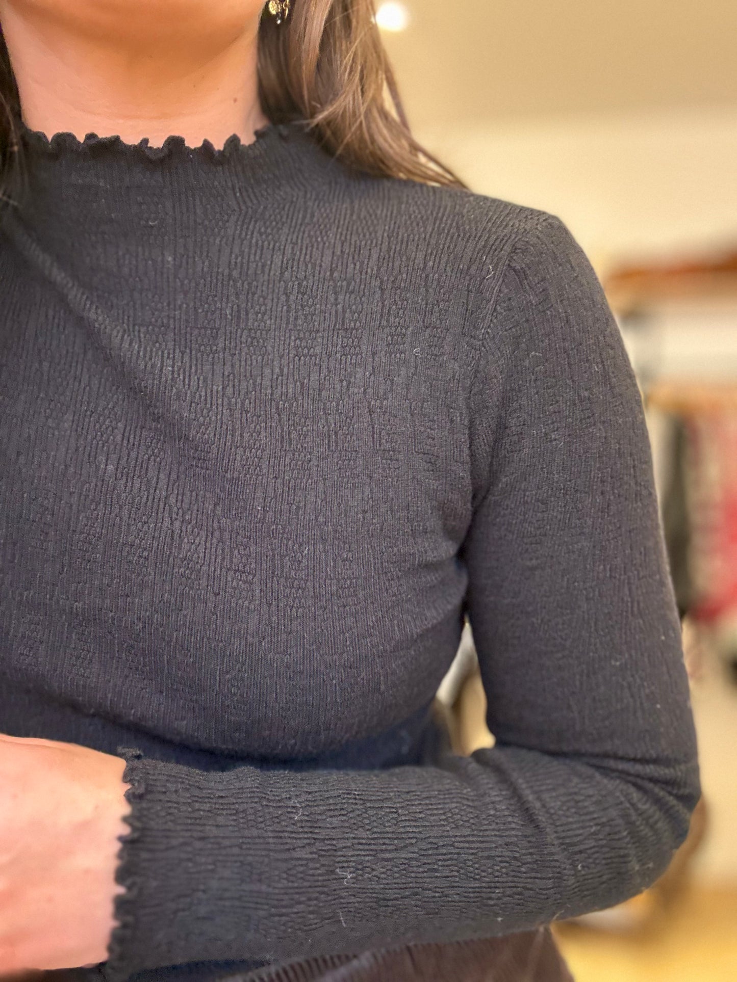 Petite laine noir volant