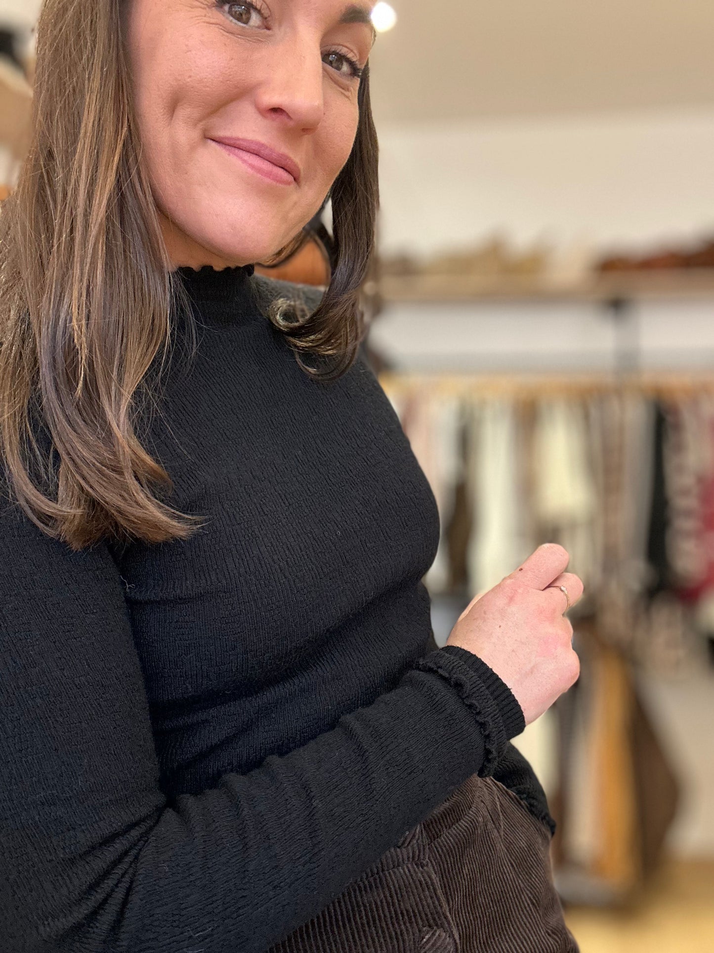 Petite laine noir volant