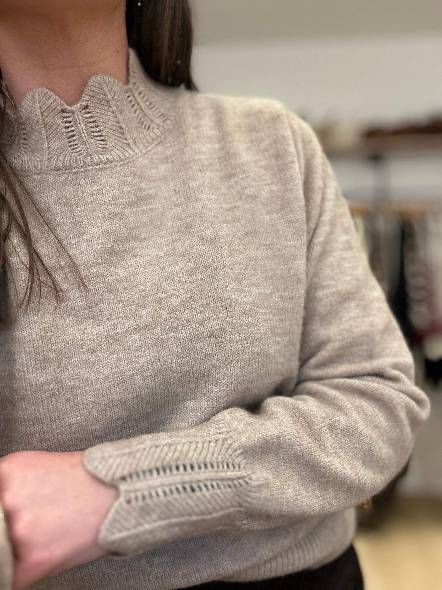 Pull beige col déco