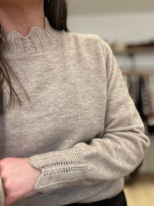 Pull beige col déco