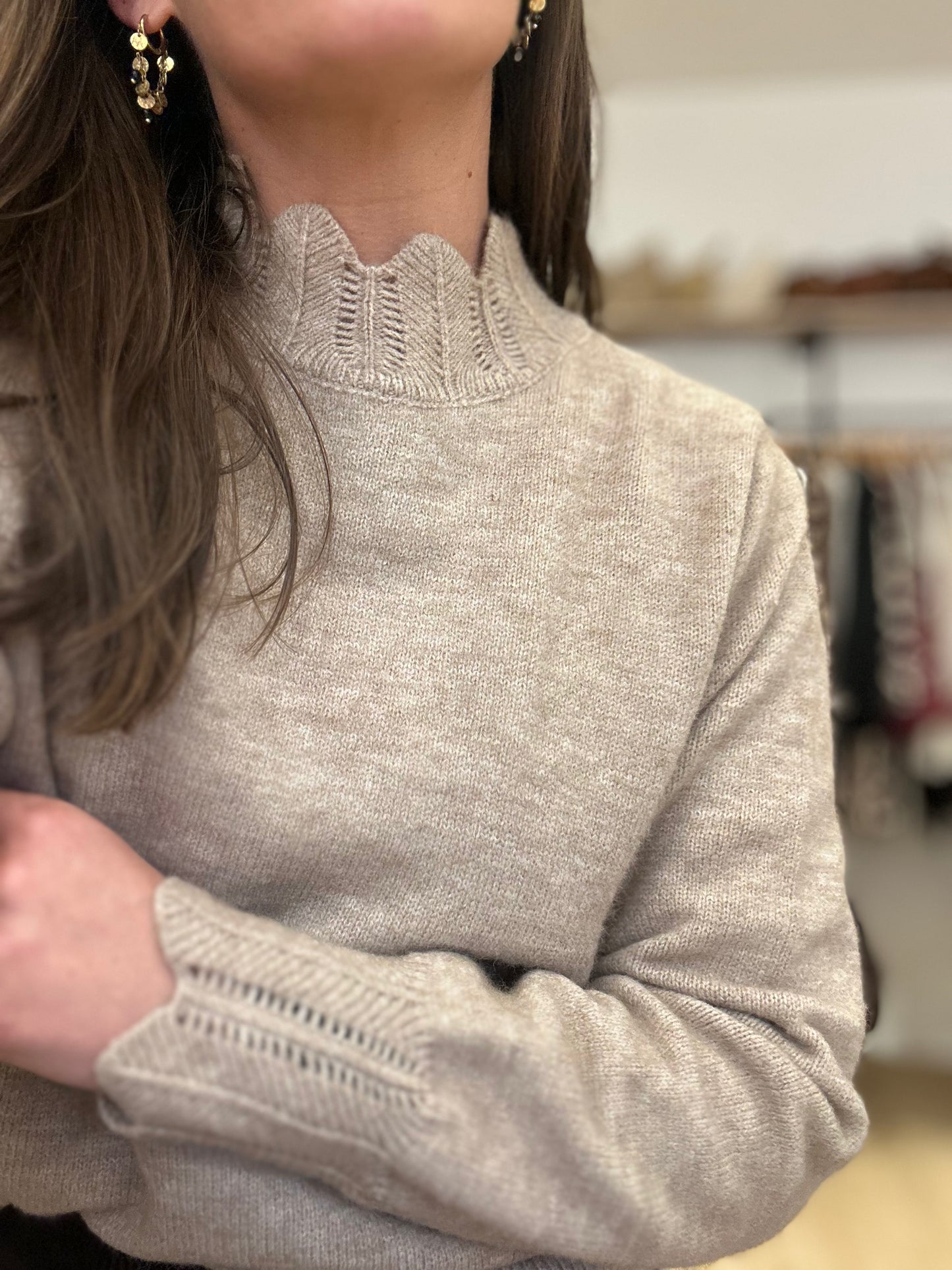 Pull beige col déco