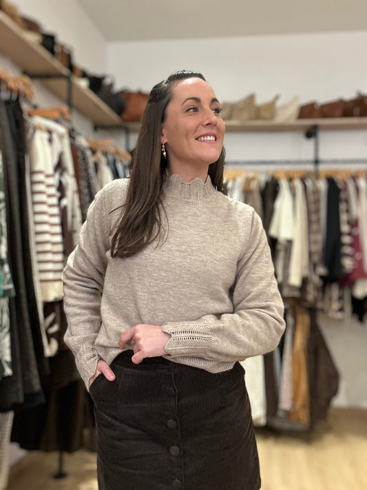 Pull beige col déco