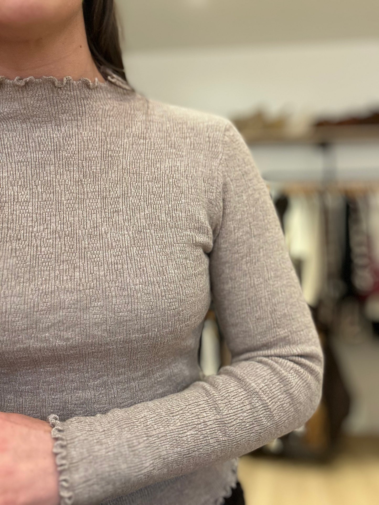 Petite laine taupe volant