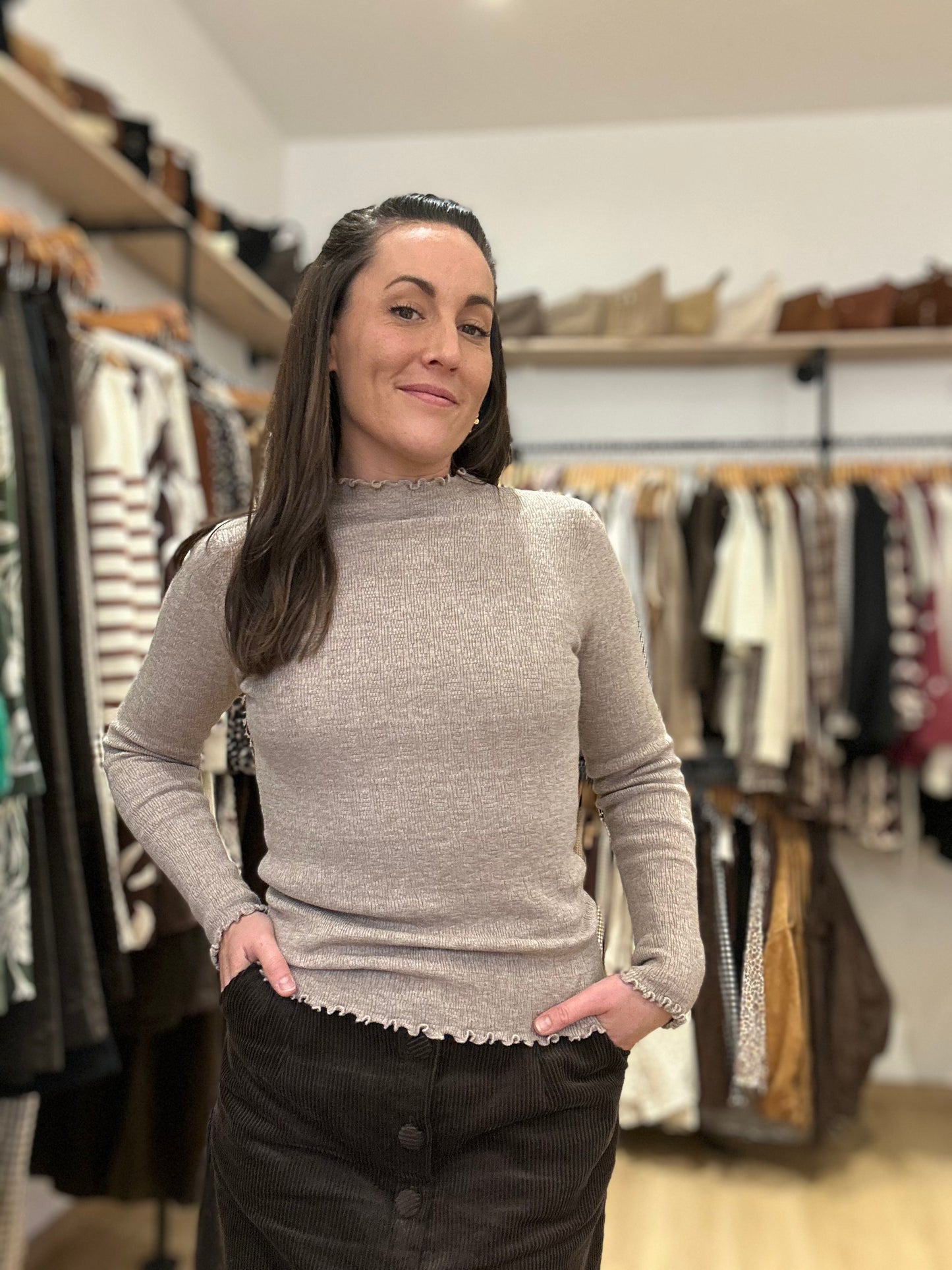 Petite laine taupe volant