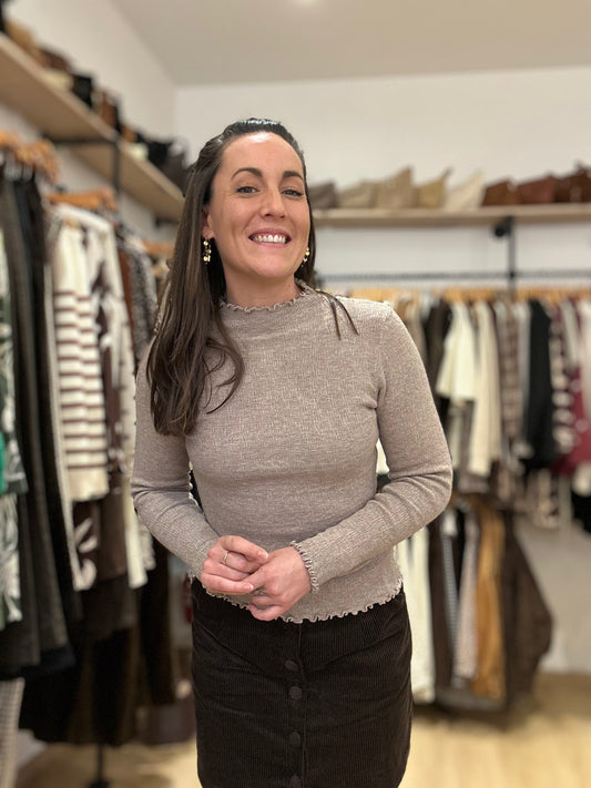 Petite laine taupe volant