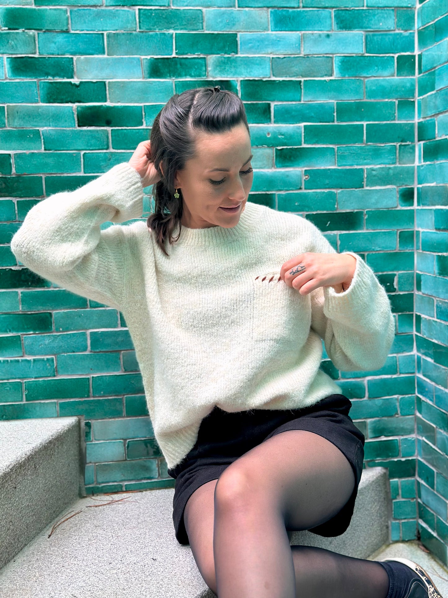 Pull écru poche marron lacet