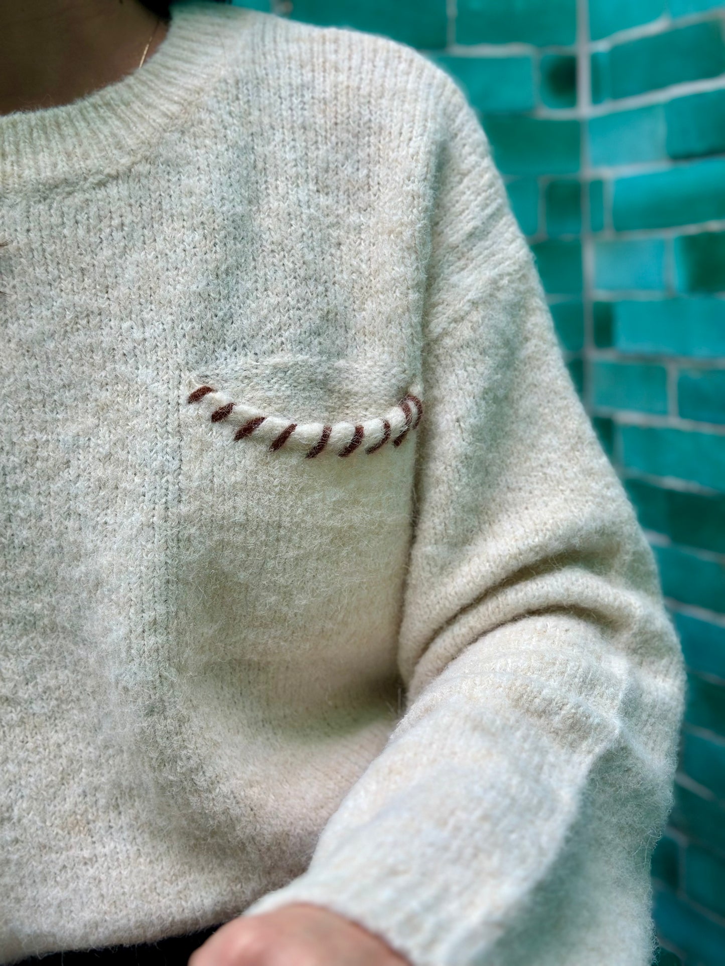 Pull écru poche marron lacet