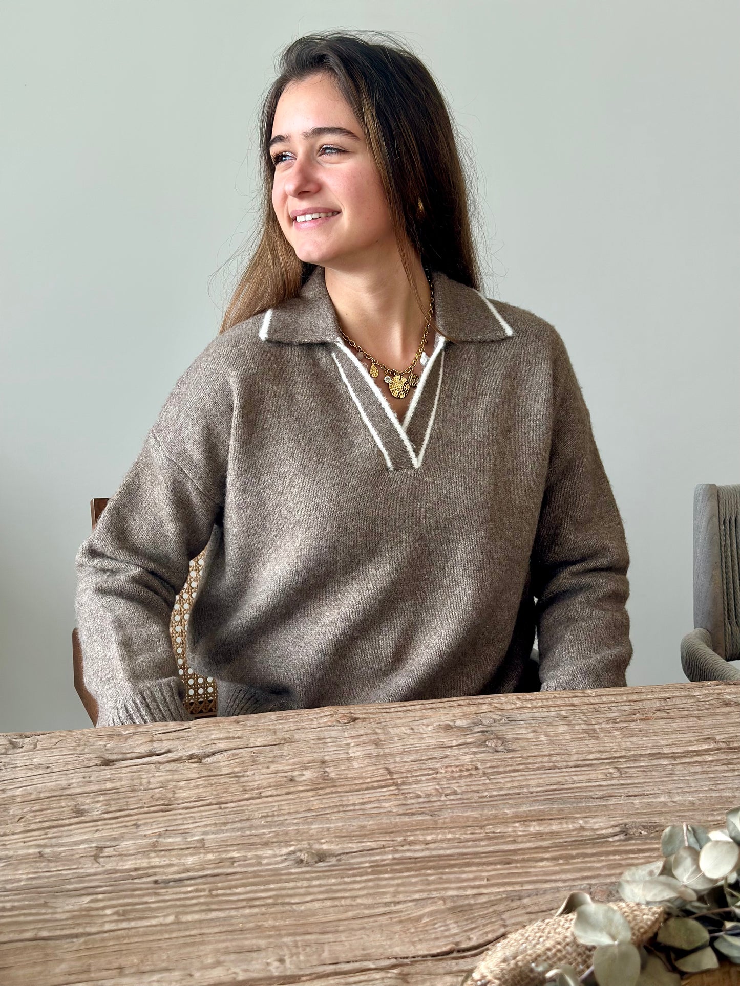 Pull taupe col écru