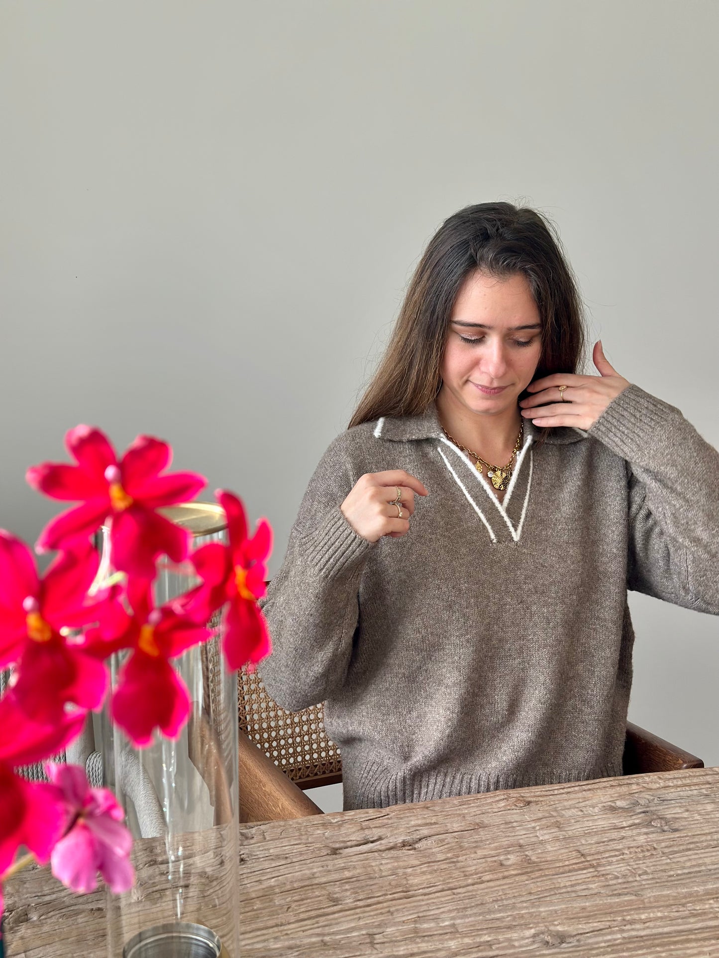 Pull taupe col écru