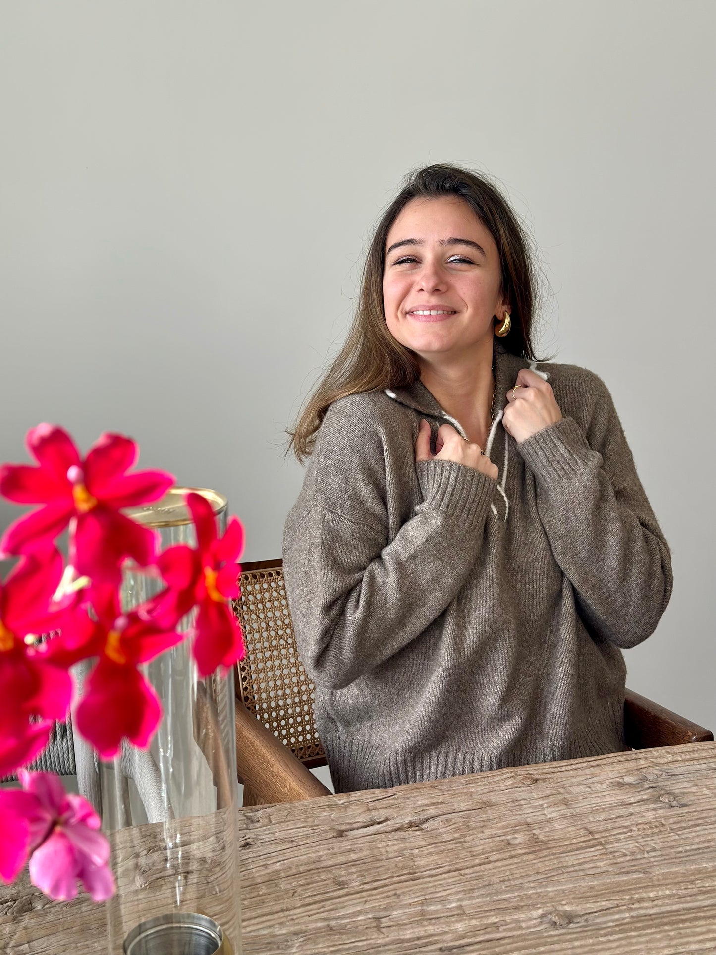 Pull taupe col écru