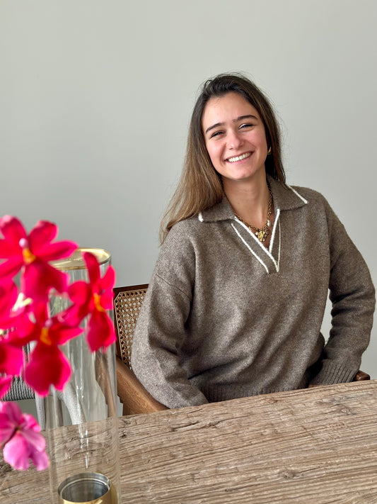 Pull taupe col écru