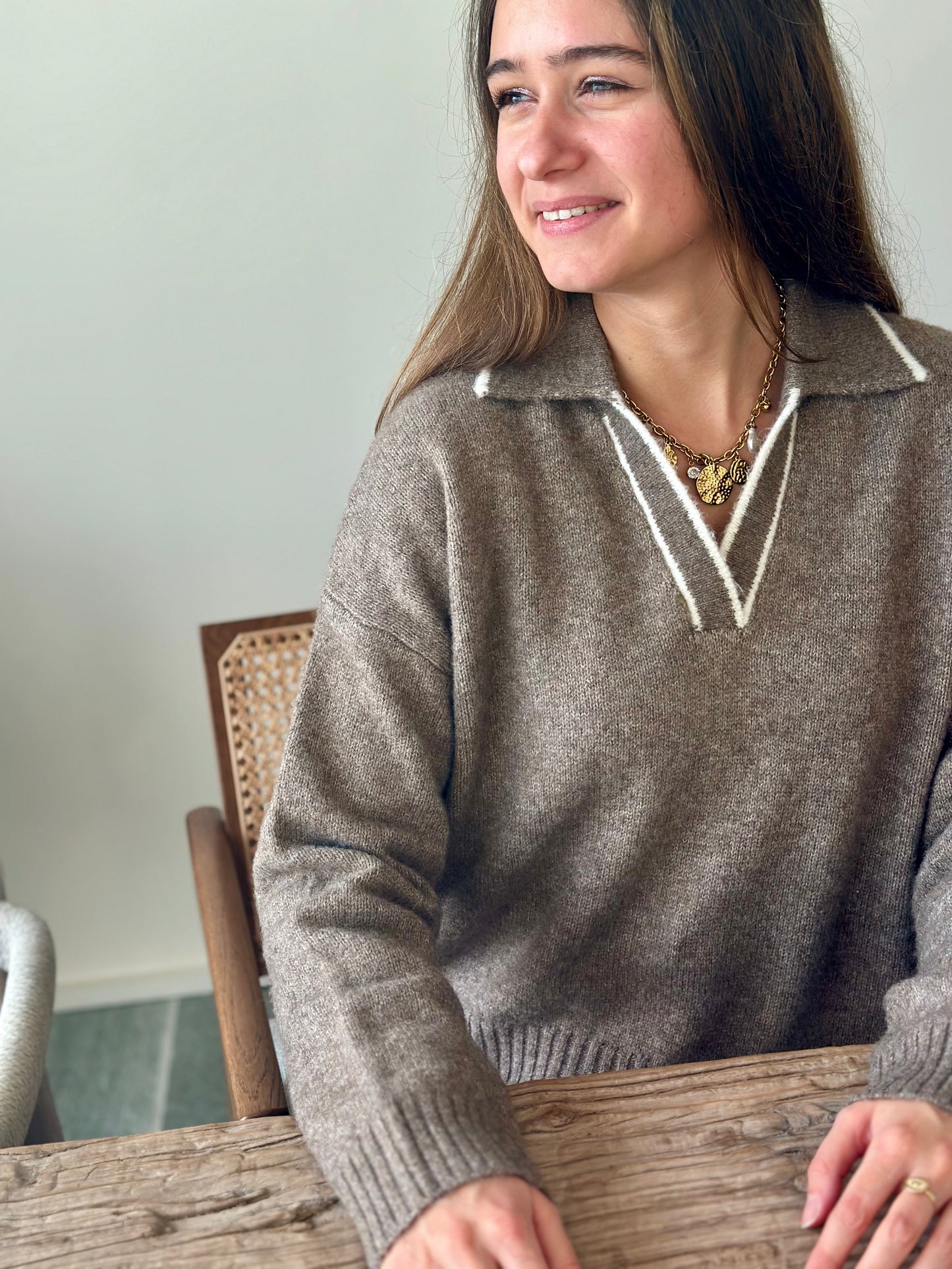 Pull taupe col écru