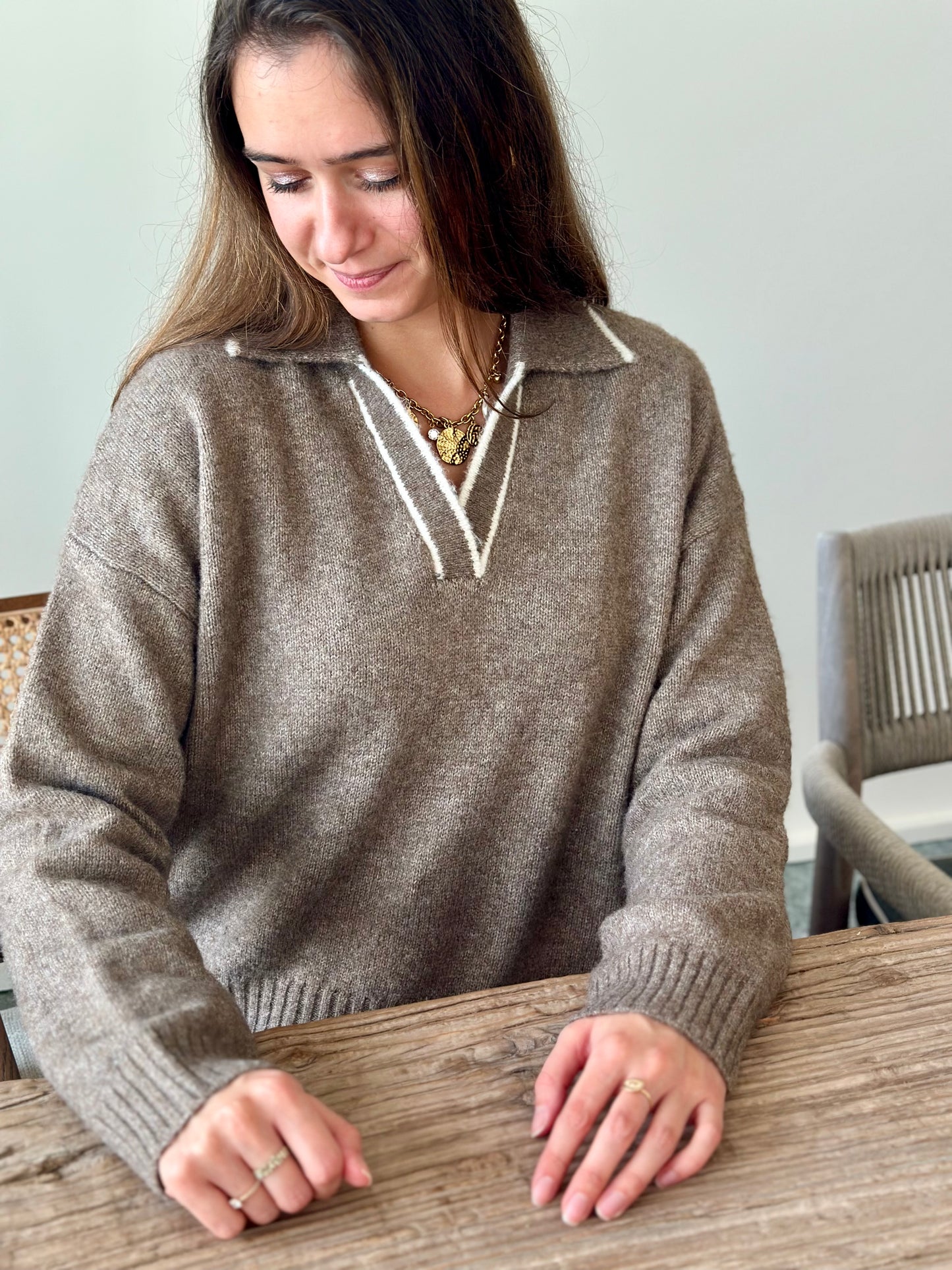 Pull taupe col écru