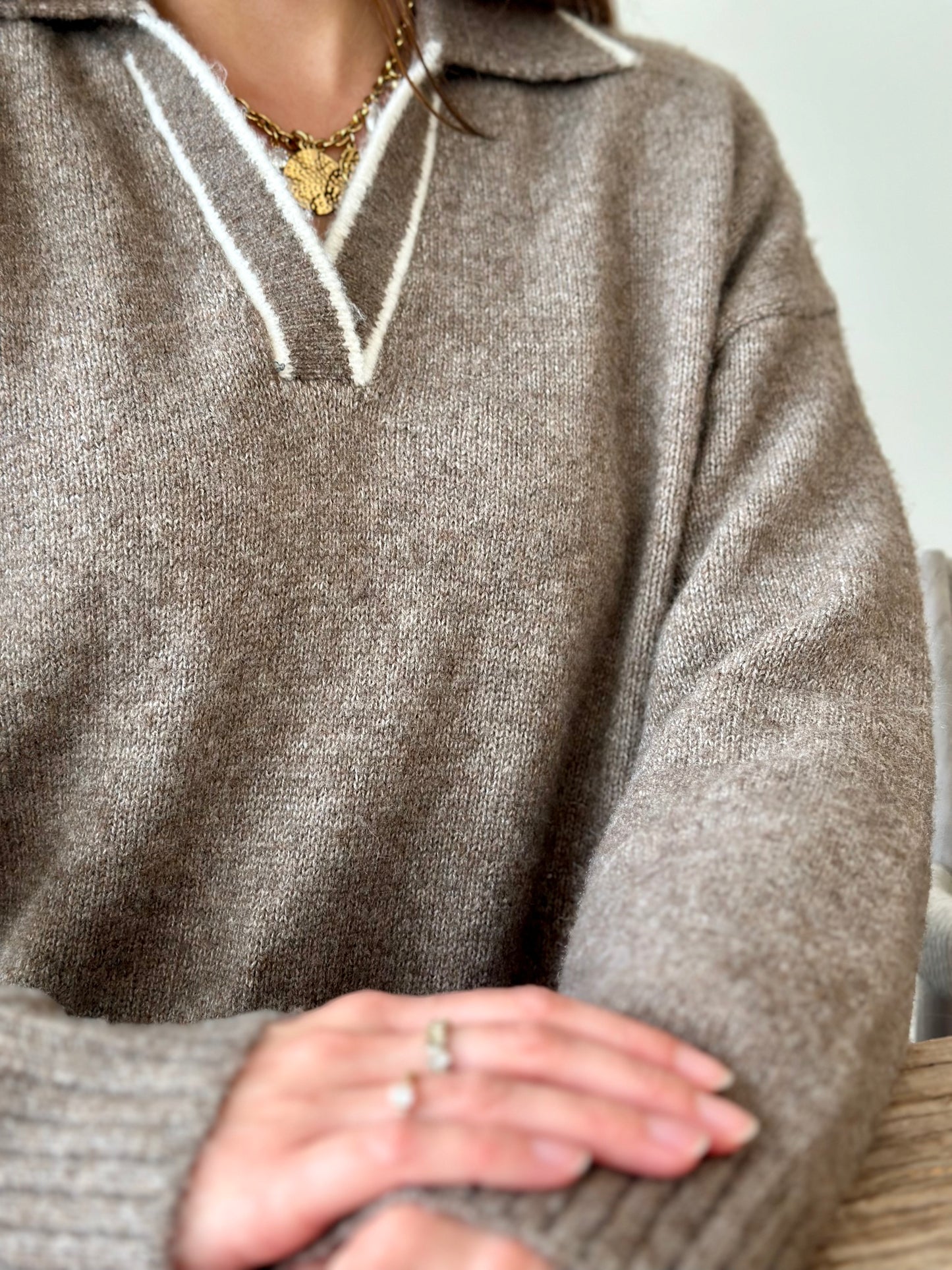 Pull taupe col écru